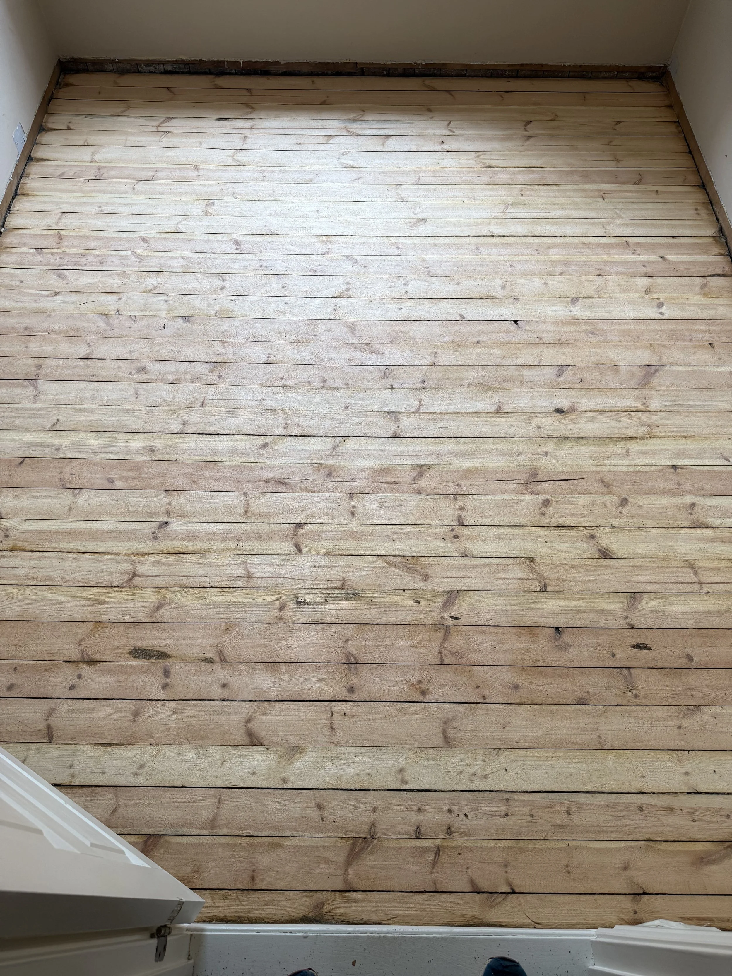 Furugulvet ble grovslipt for å fjerne rester av gammelt belegg