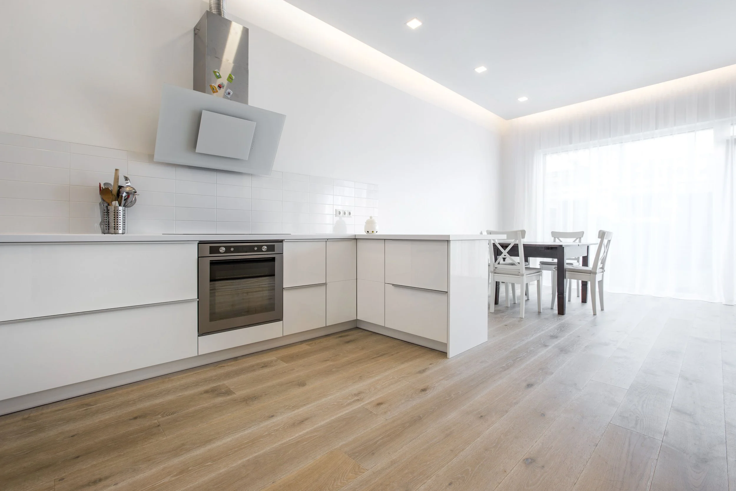 Livlig uttrykk med kvist, enstavsparkett