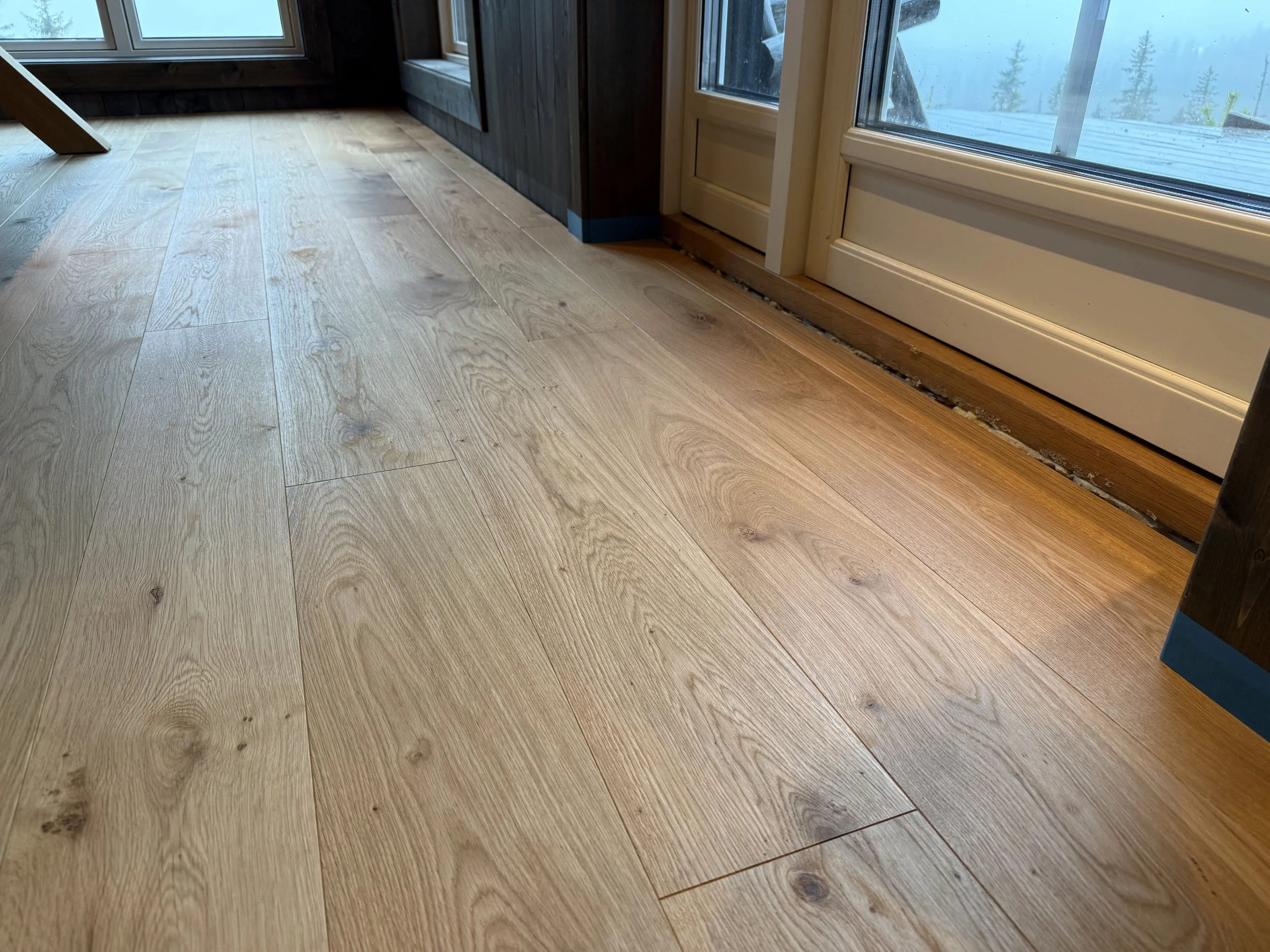 Heltregulv i eik med noe kvist