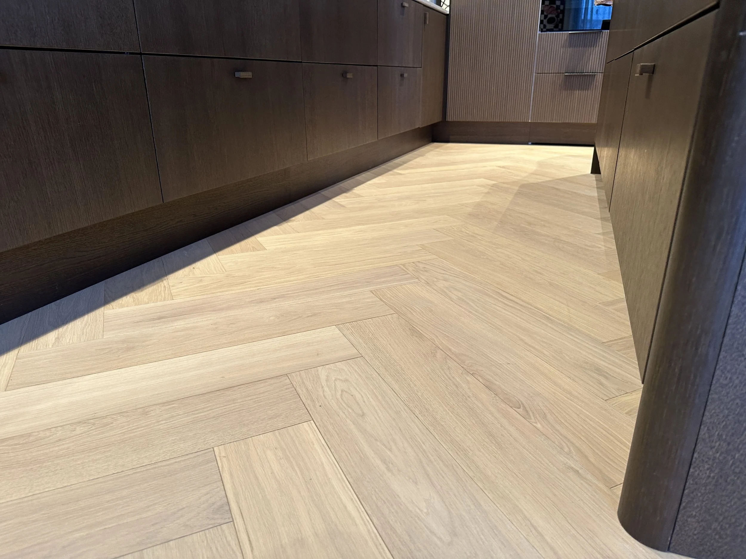 140 mm fiskebensparkett i kjøkkenet