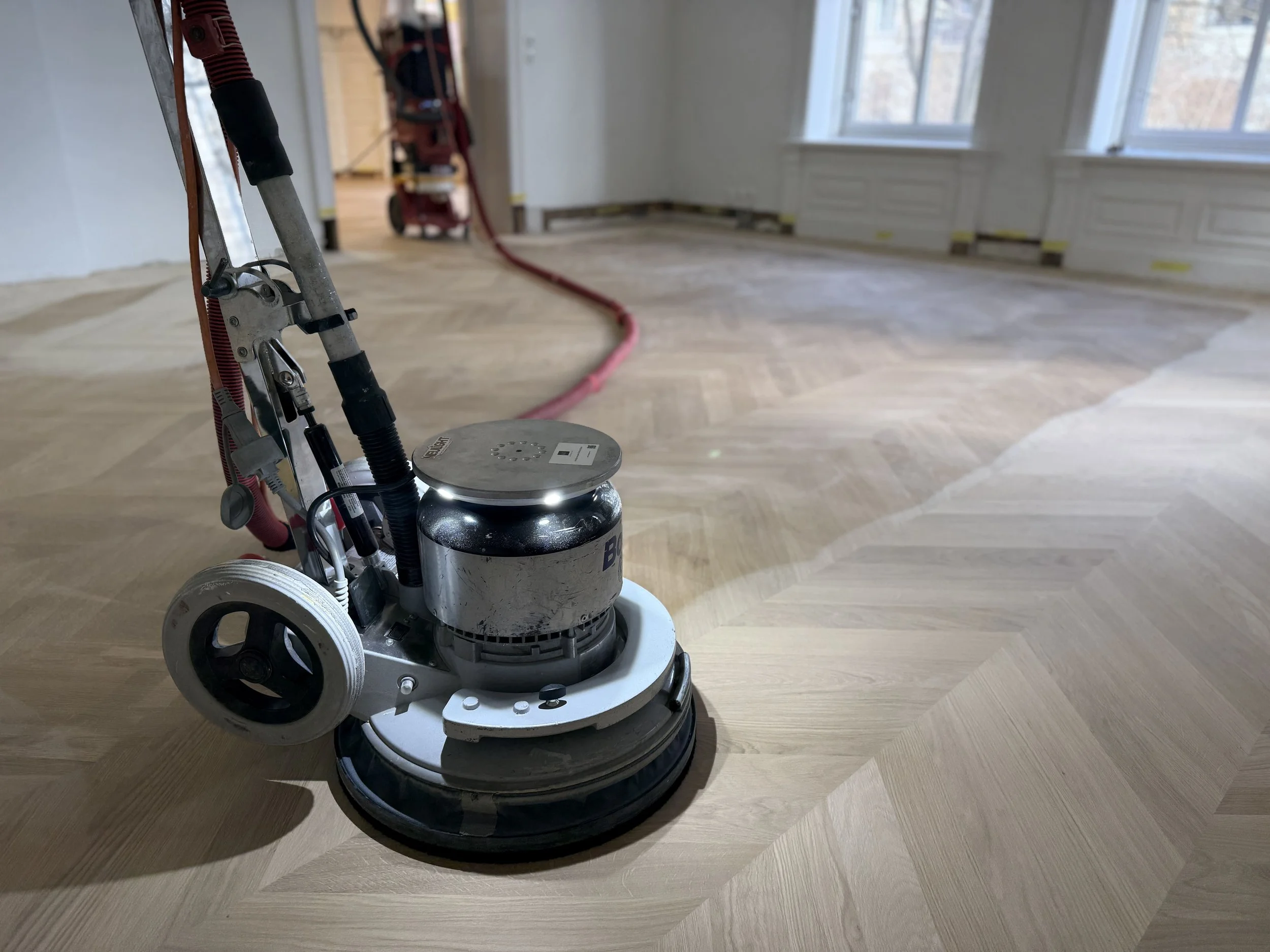 Massivt-Chevron-Oslo-legging-sliping-behandling-Kongelige-Gulv AS (12).jpg