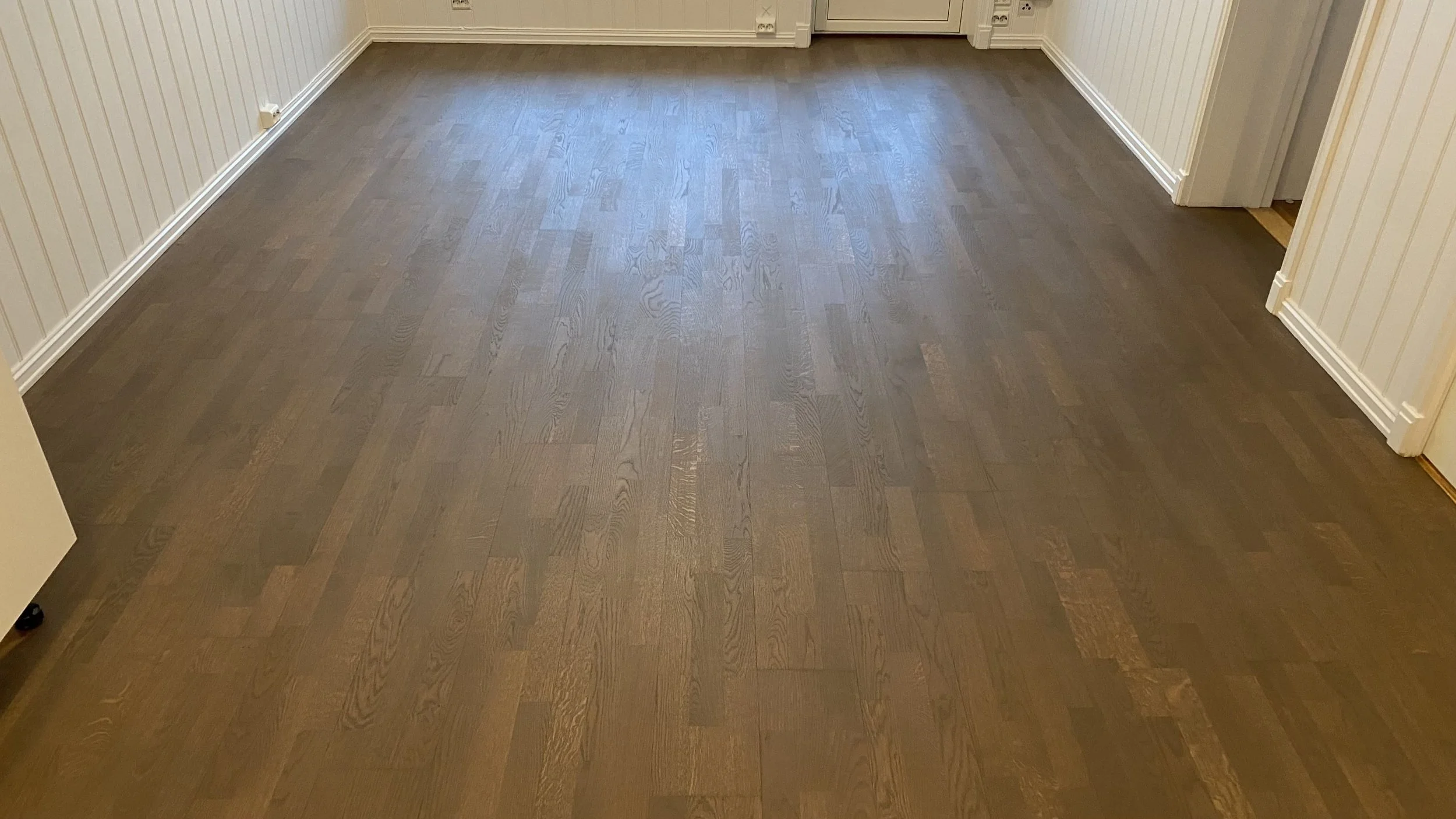innfarget og lakkert mørk eikeparkett i Oslo