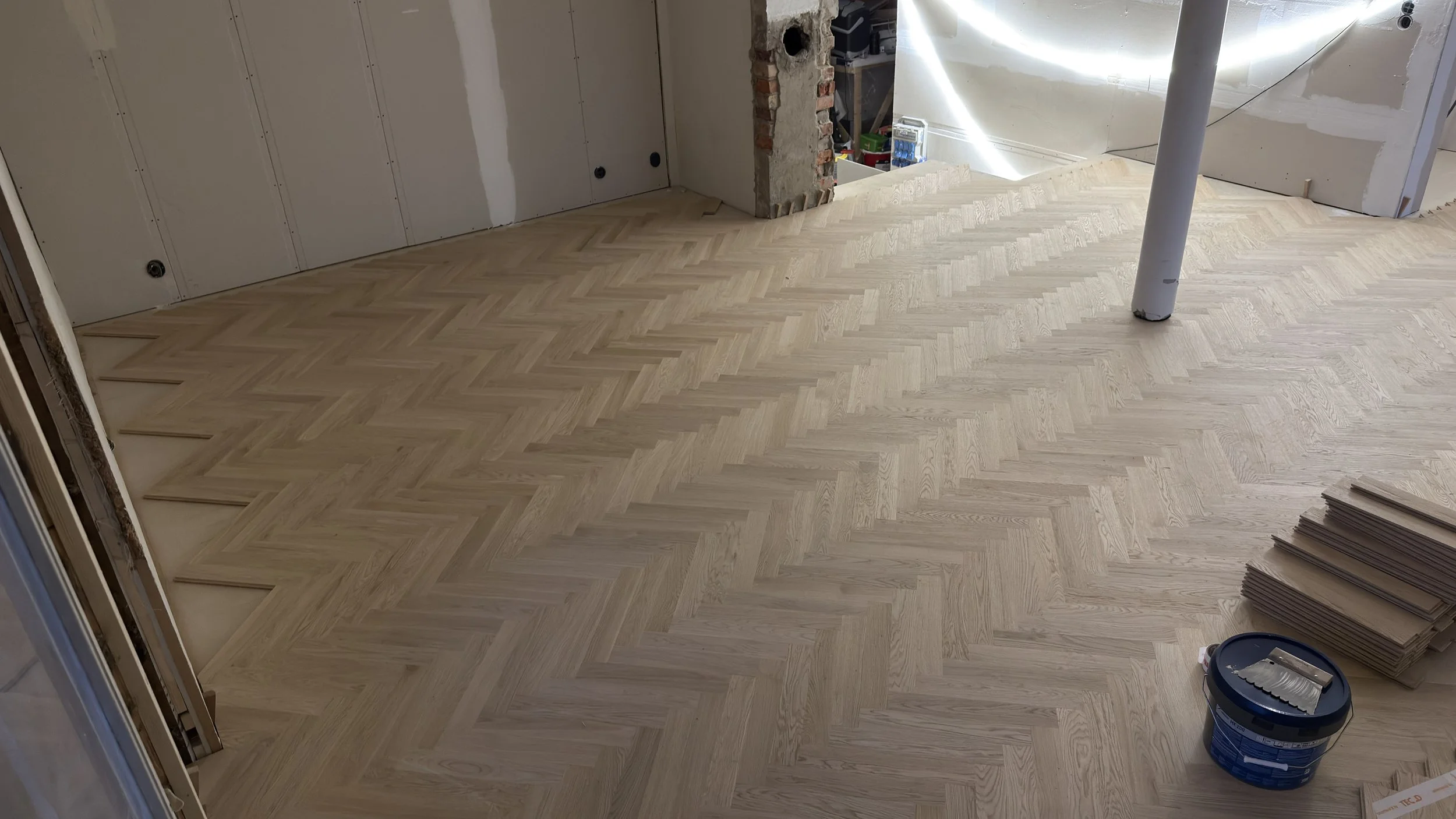 Massivt-eikegulv-fiskeben-16x70x420mm-Exquisit-Kongelige Gulv AS (9).jpg
