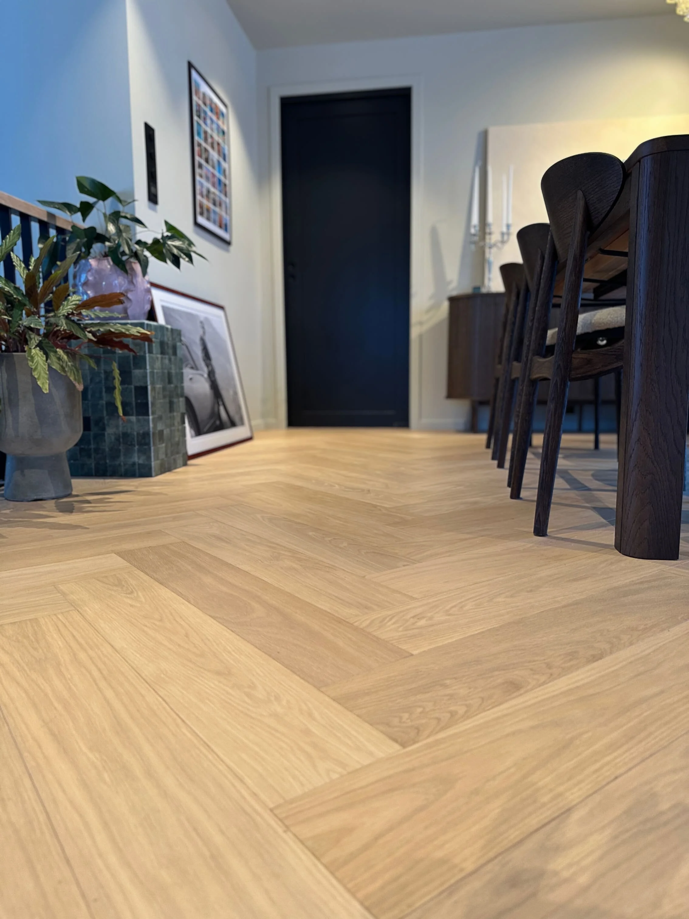 Legging og levering av bred fiskebensparkett