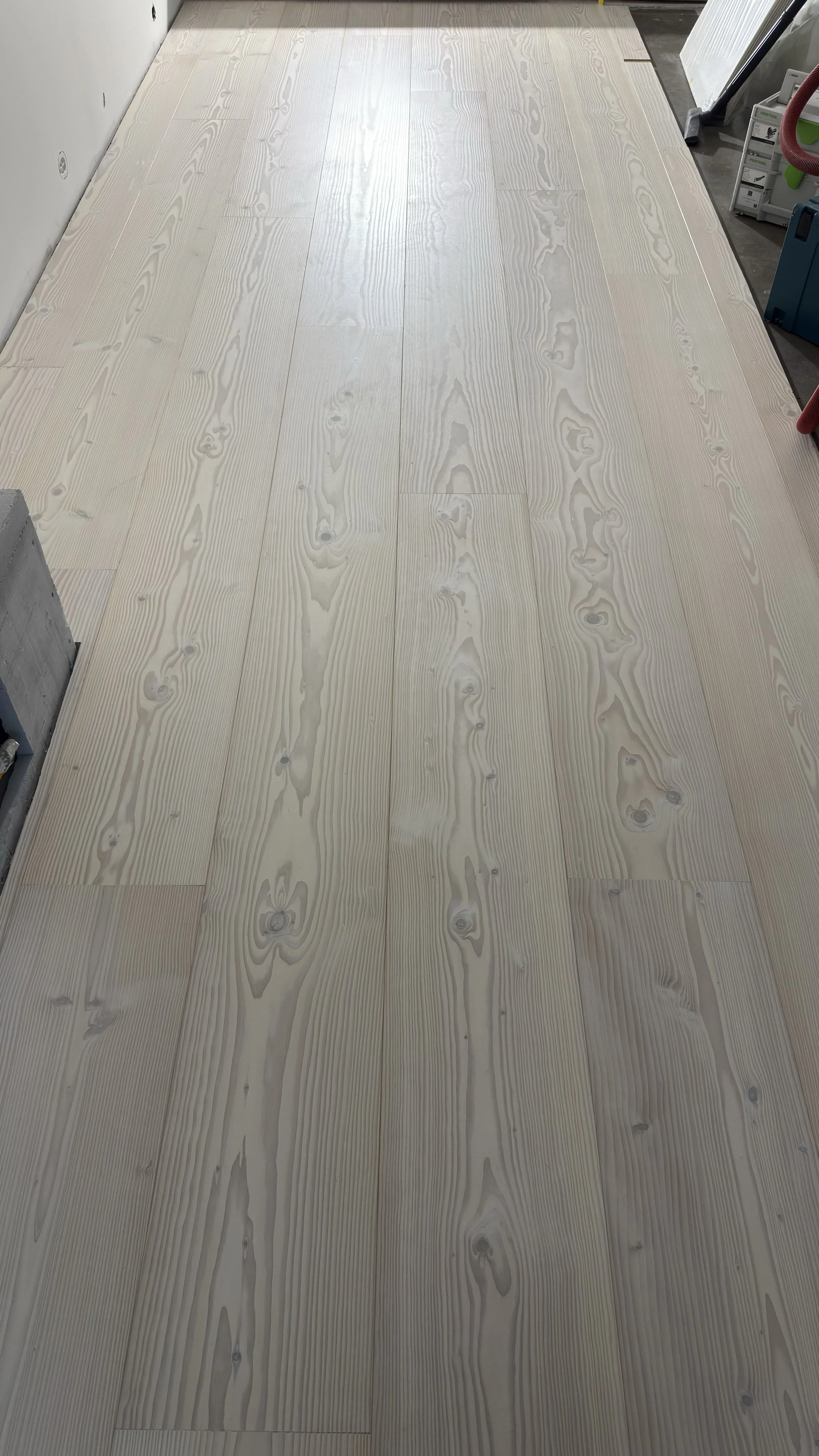 Legging av brede douglas planker
