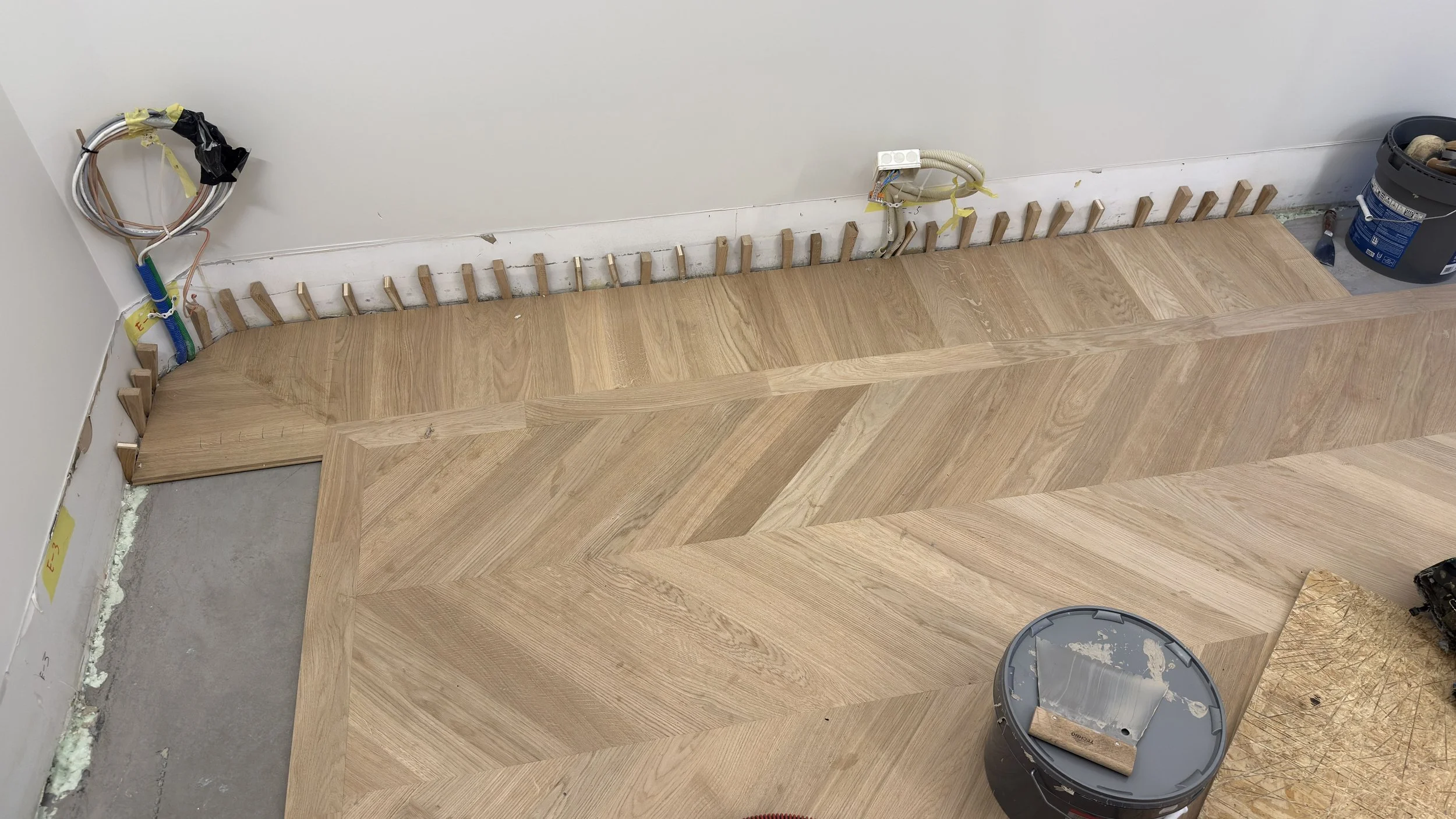 Massivt-Chevron-Oslo-legging-sliping-behandling-Kongelige-Gulv AS (6).jpg