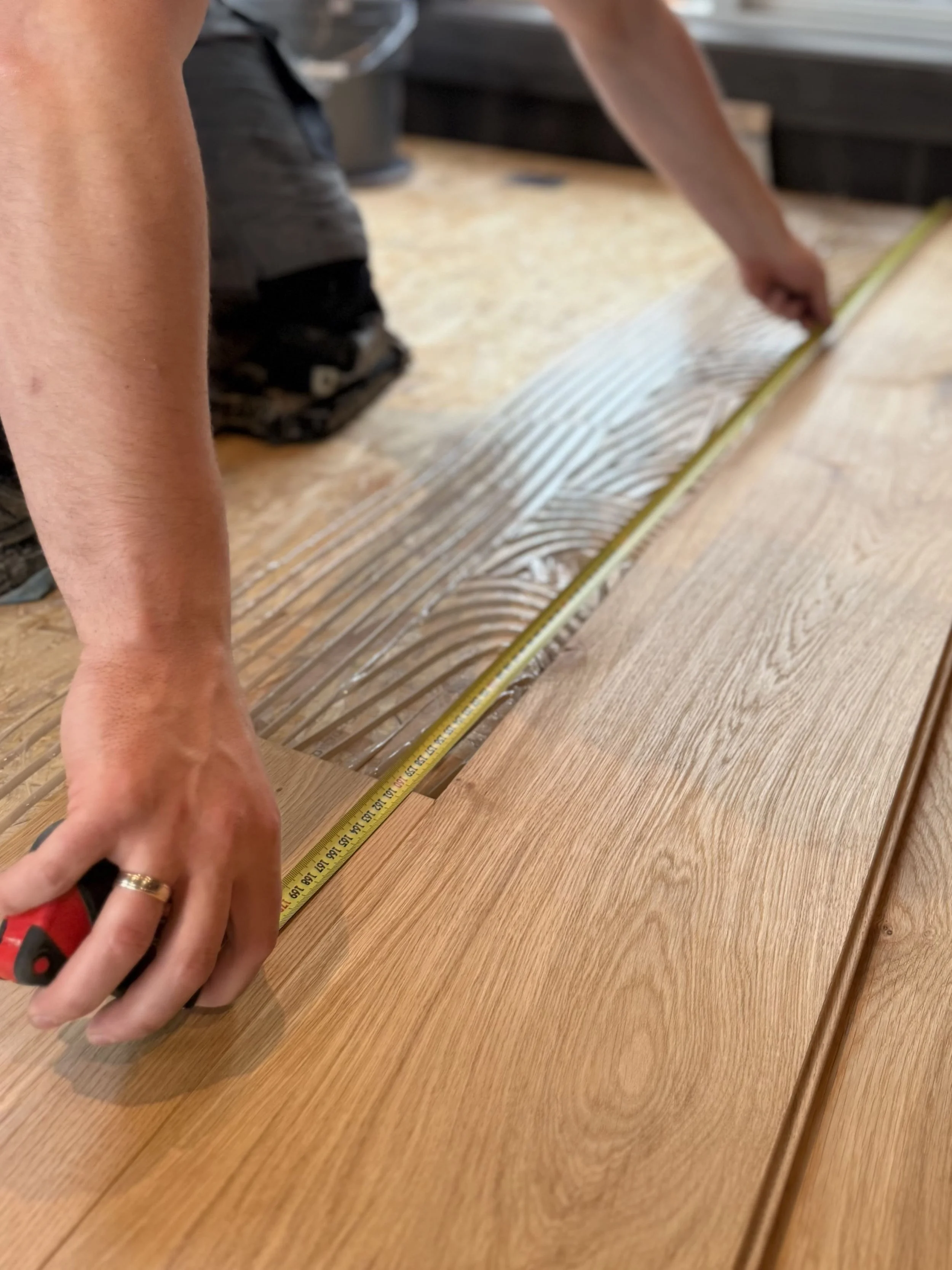 Oppmåling av heltre bord i eik