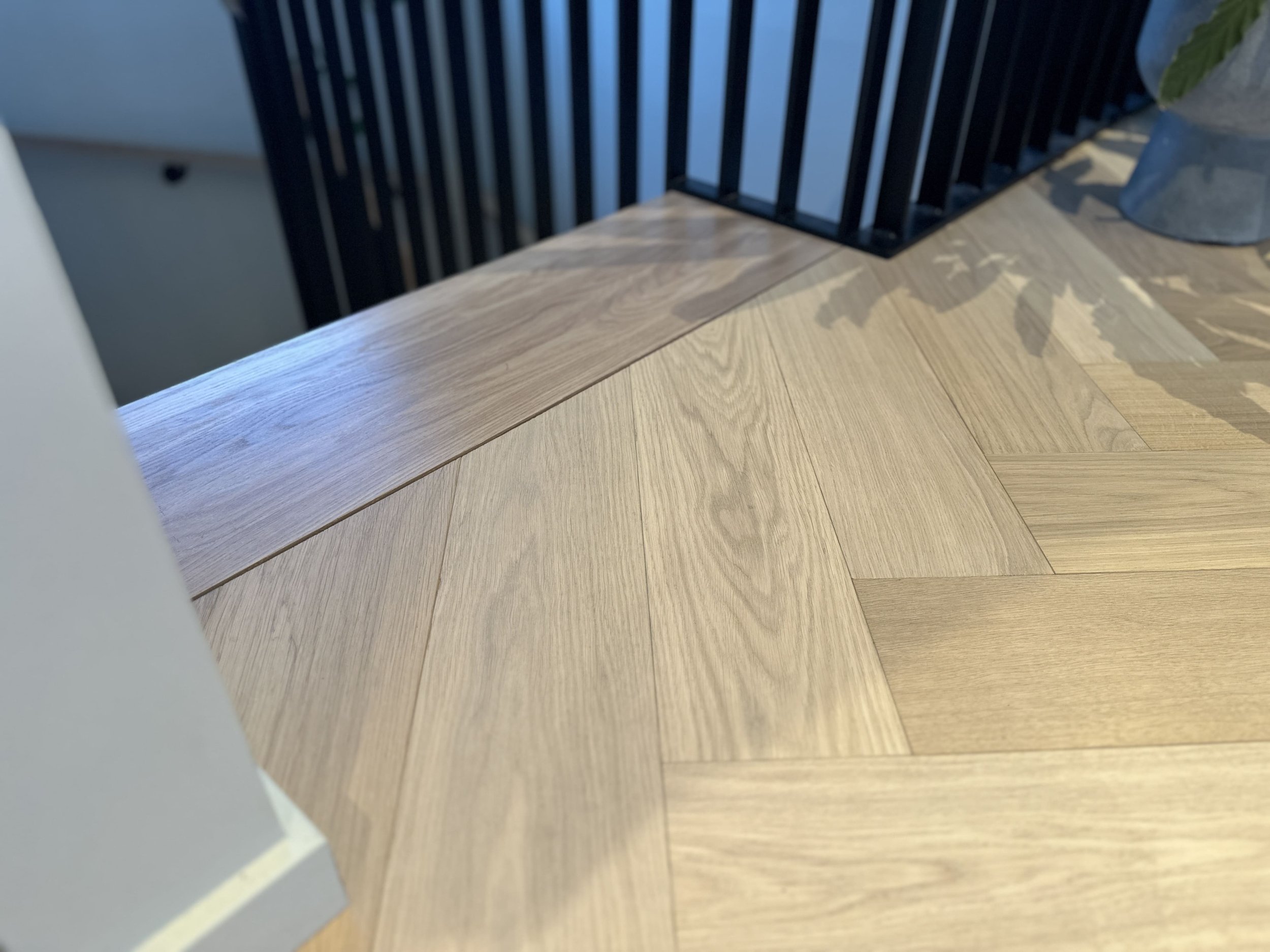 Fiskbenesgulv avsluttet mot trappen