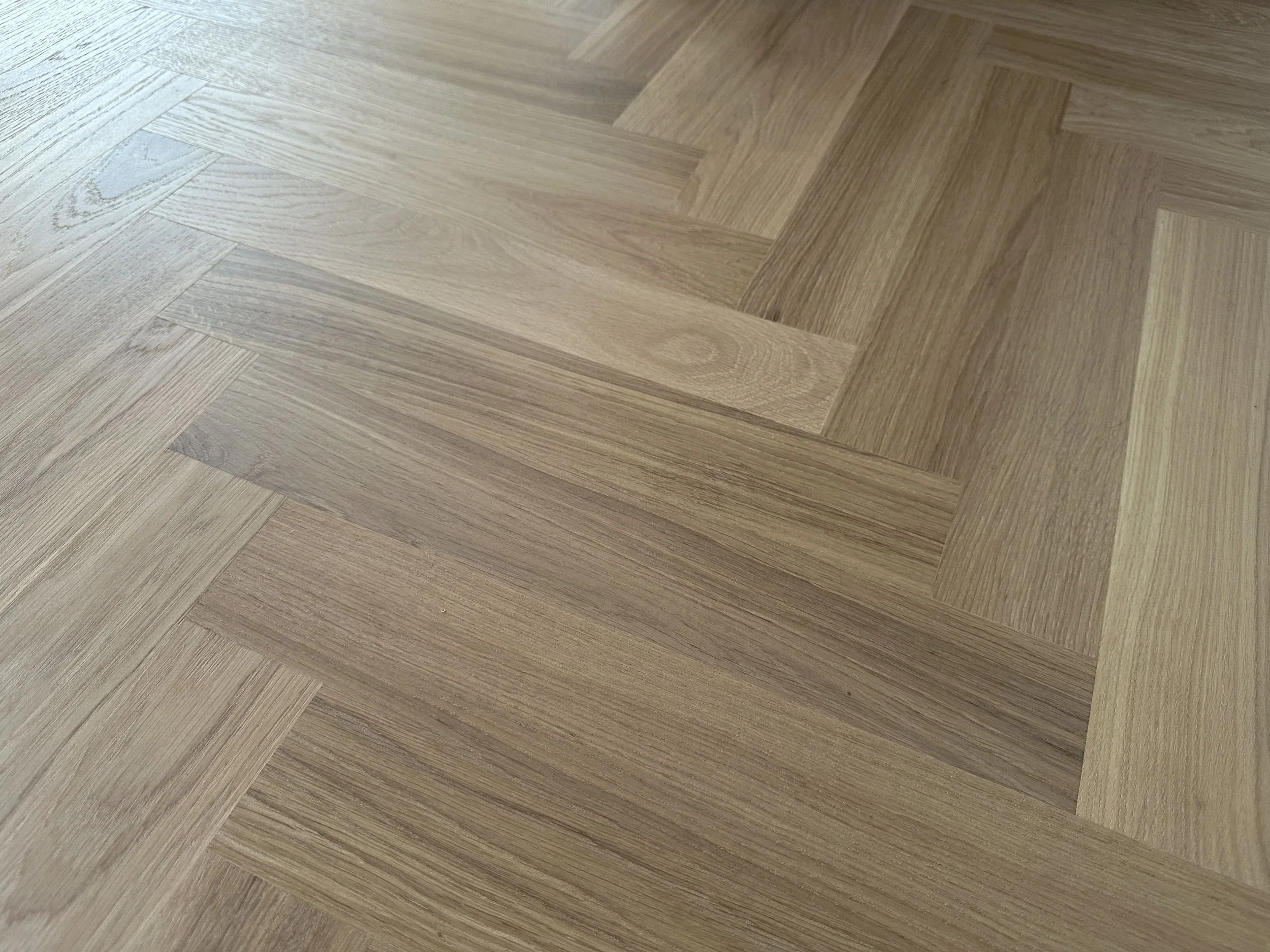 Massivt-eikegulv-fiskeben-16x70x420mm-Exquisit-Kongelige Gulv AS (36).jpg