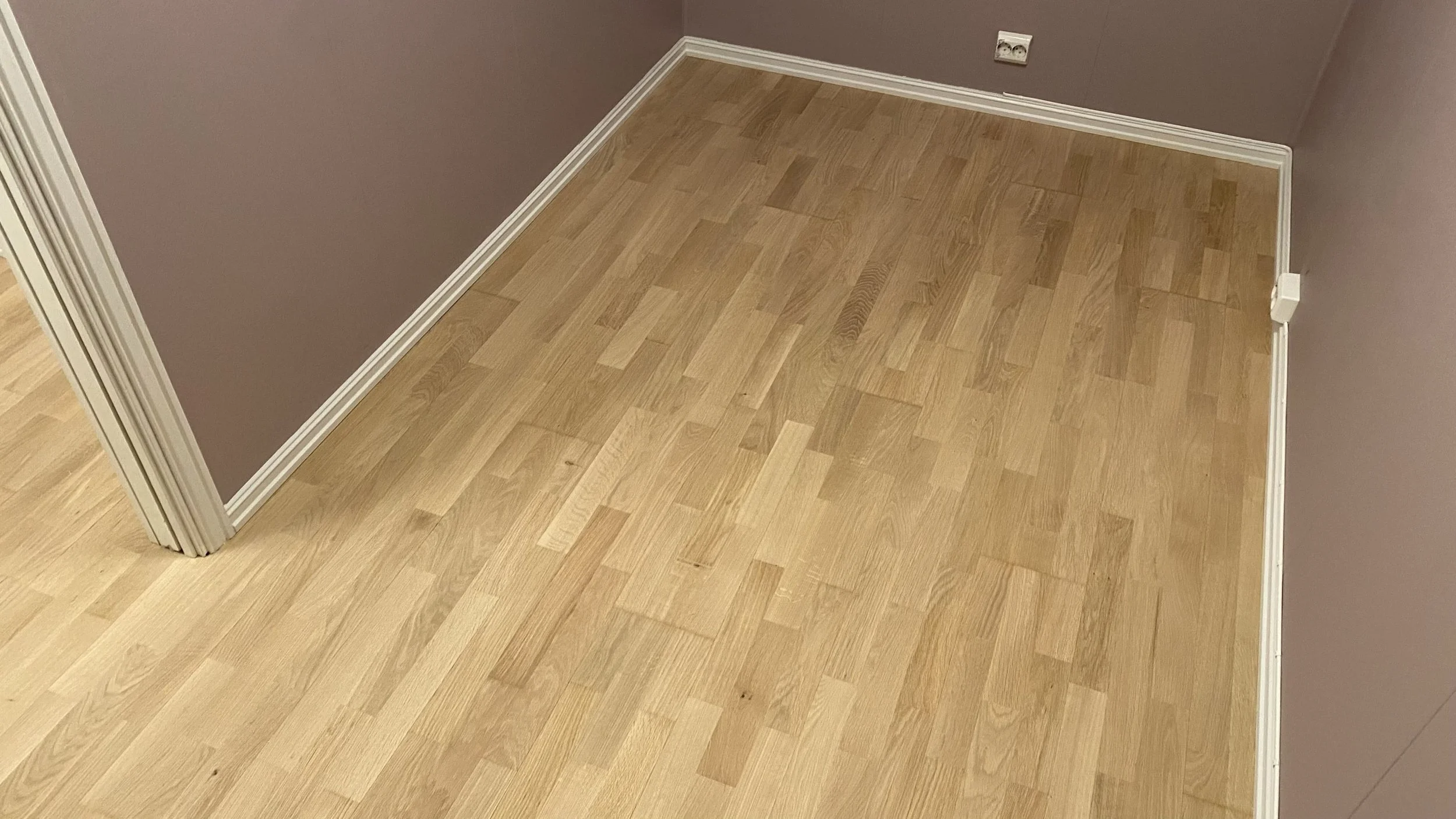 Slipt trestavsparkett klar for pigmentering i mørkere nyanse