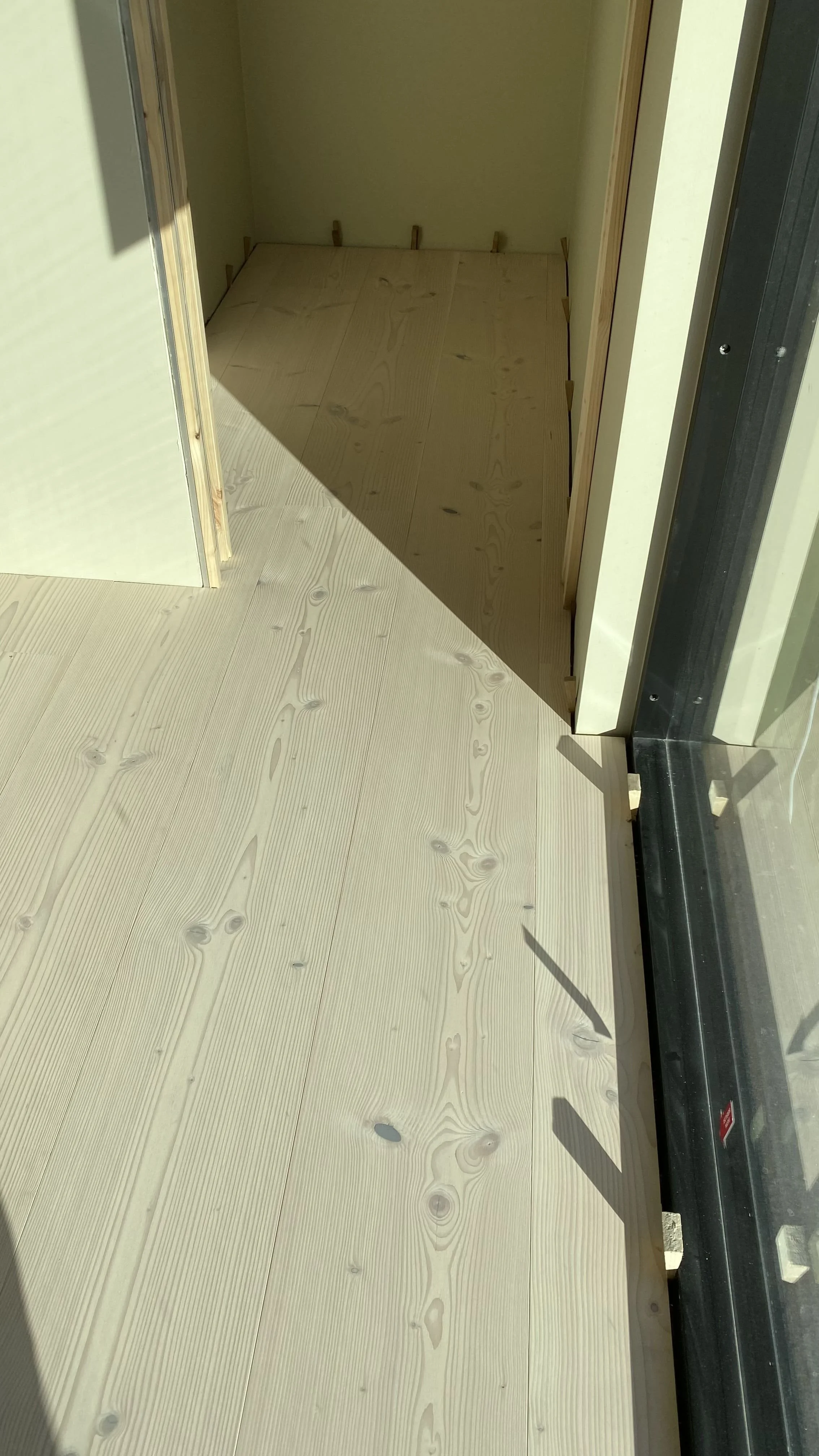 Legging av douglasgran parkett under arbeid