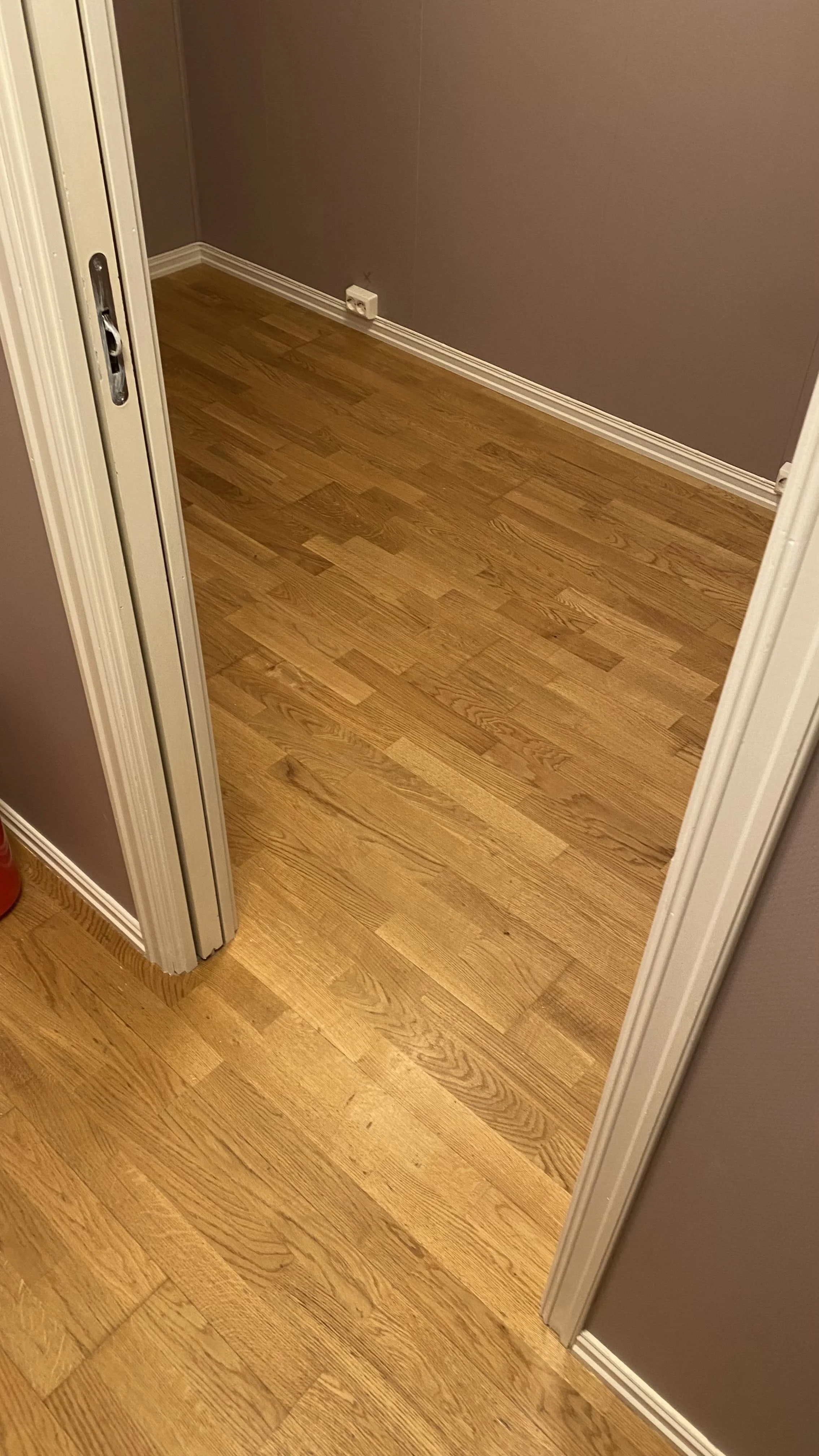 Gulnet og slitt trestavsparkett før gulvsliping i leilighet i Oslo