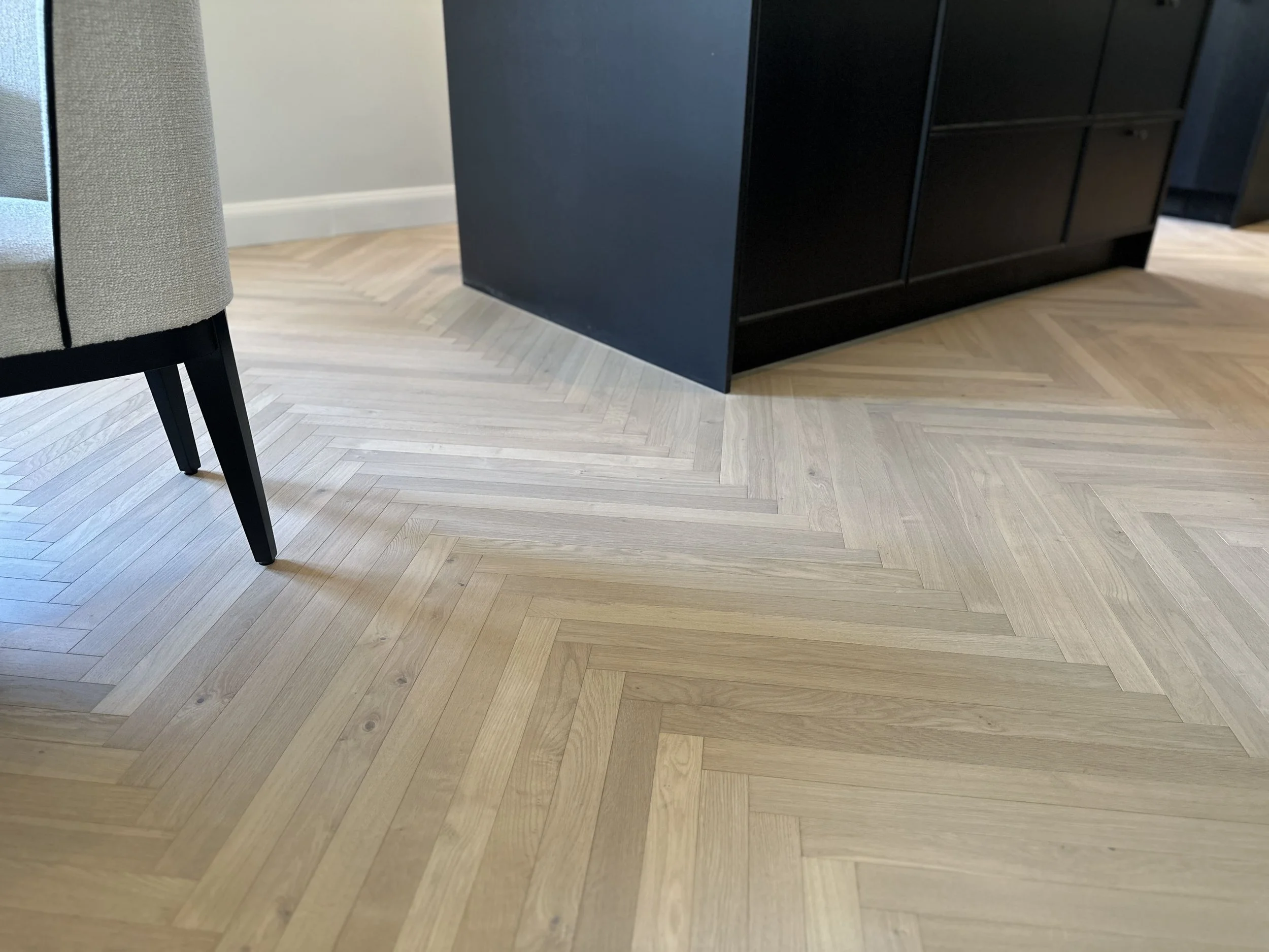 Soft Breeze Smal fiskebensparkett i Eik, Slimbone