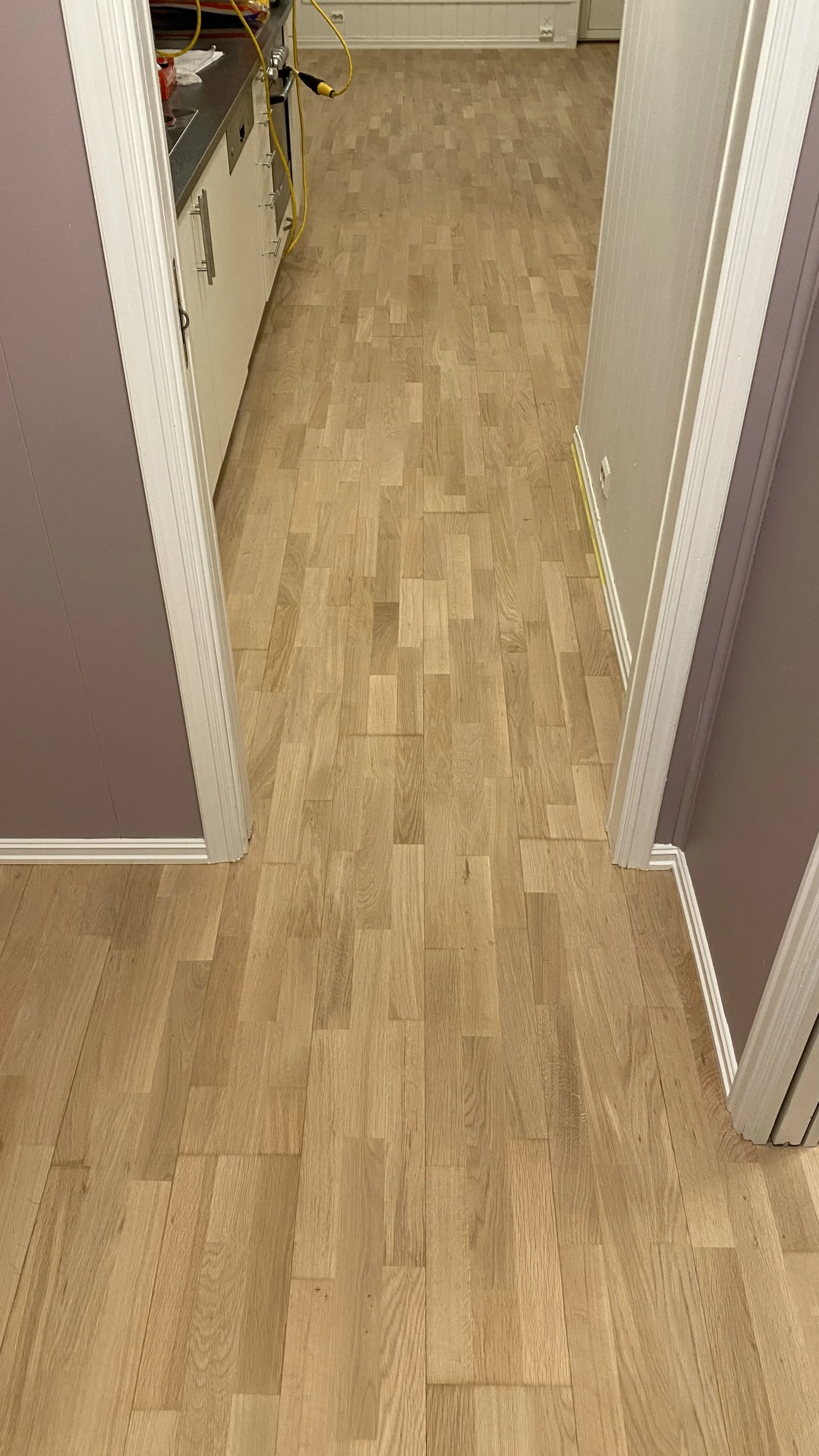 Slipt trestavsparkett klar for pigmentering i mørkere nyanse