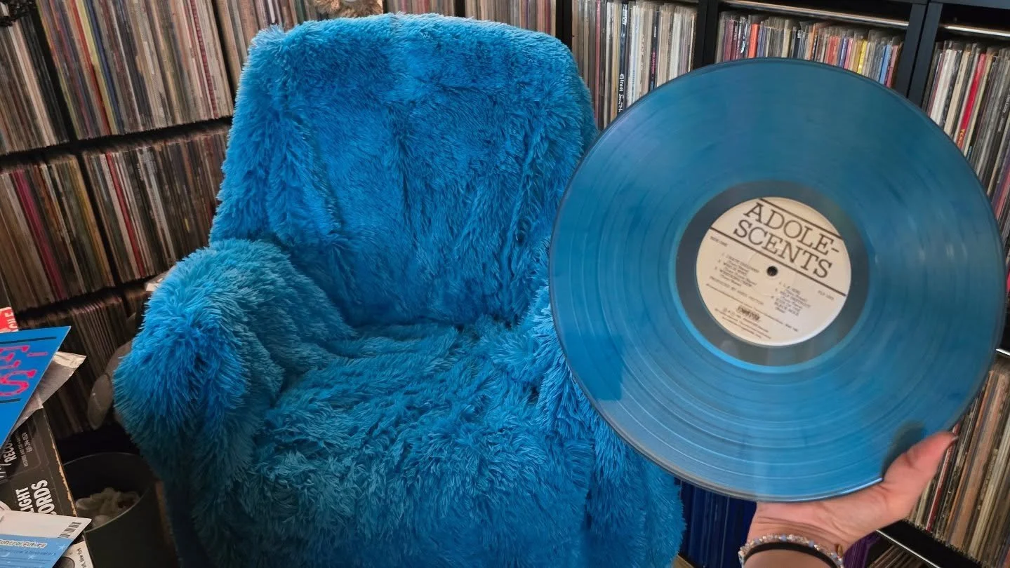 We're changing up the office vibe in preparation of the new year. I was gonna choose Aqua - Aquarium for this shot....but i'm trying to set a good example. 

Happy Thursday 💙