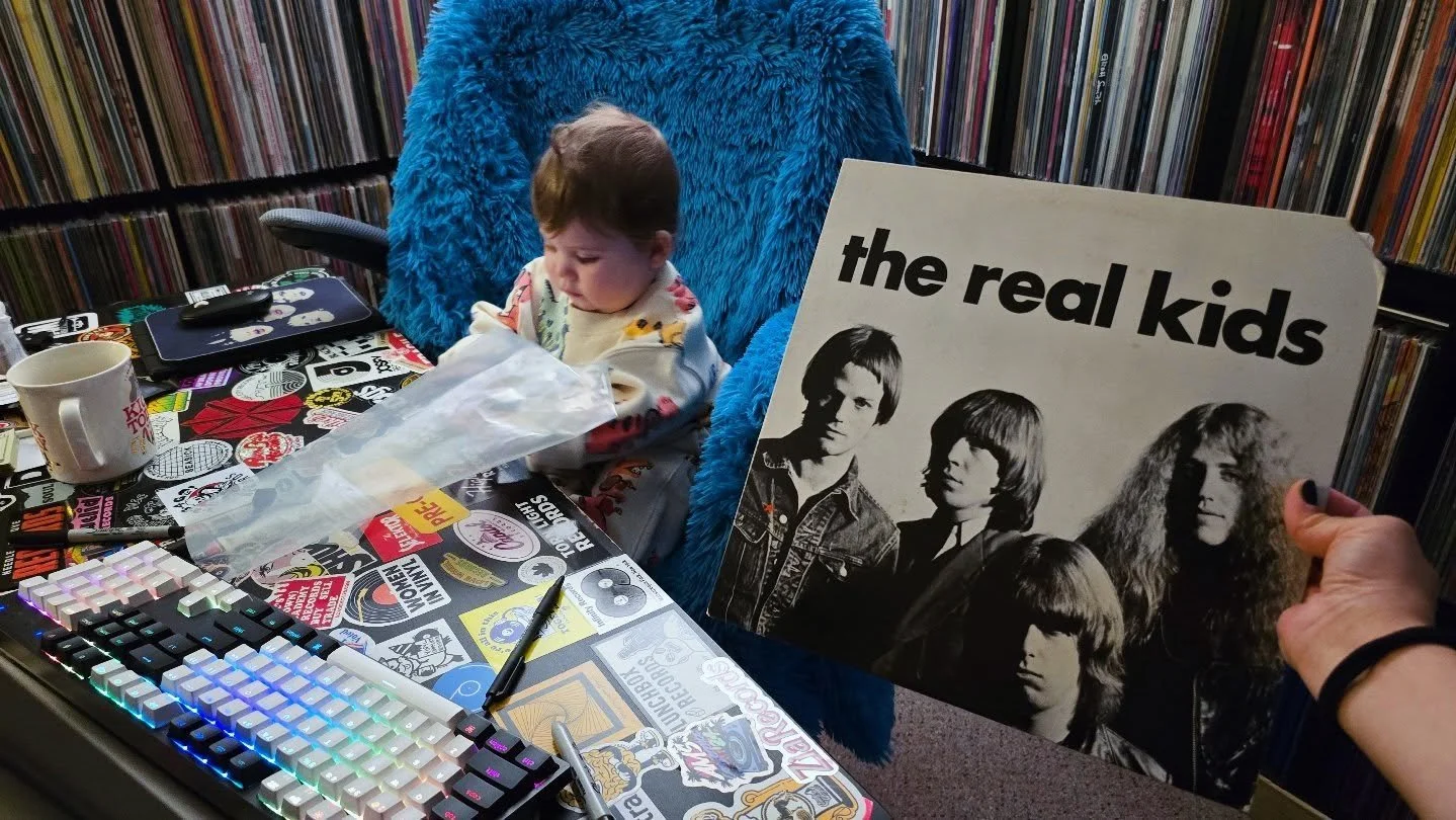 I let Emmitt have his first random pull today and wow, what an impressive pick. He's almost 9 months old and still has very little respect for 3mil outer sleeves. I'm a bit worried but I suppose there's still time to learn.

 Happy Monday. 

#thereal