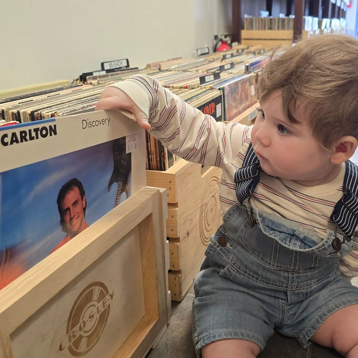 Me n' Bubba went to visit the old crew @needleandgrooverecords - you'd think I had my eye on one of the Motorhead's...maybe the Live Lizzy...but no, my girl Hilary is back, y'all. 🙂🙏 and it feels so good. 

Happy Record Store Day. 

There are great