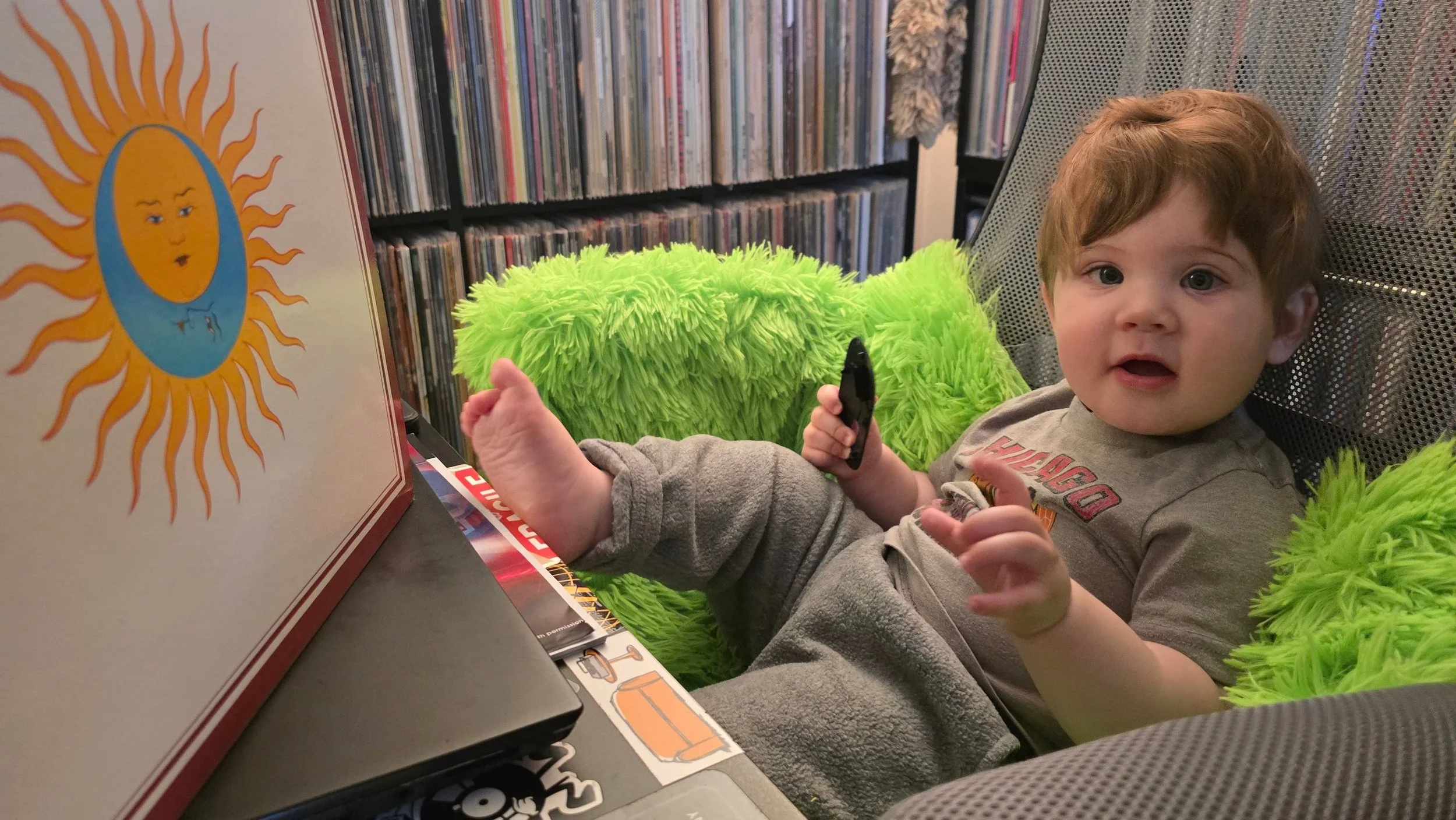 This kid is WAY TOO COMFORTABLE living the office life. It's time he learned about Easy Money. 

Happy Tuesday 😎

#kingcrimson
