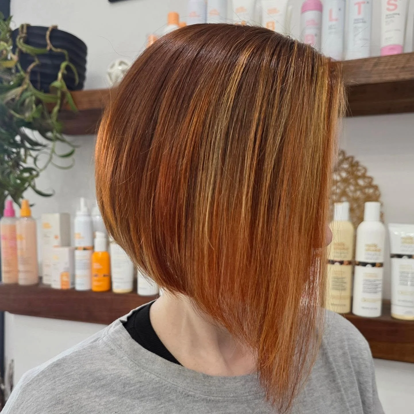 Feeling lucky 🍀 in red this St. Patrick&rsquo;s Day with a &ldquo;Celtic Copper Glow&rdquo;🤎🔥🌟

This fiery dimensional bob was created using milk_shake smoothies 💓color and lightcatchers spotlight 💙level 8 lightener to bring dimension, vibrant 