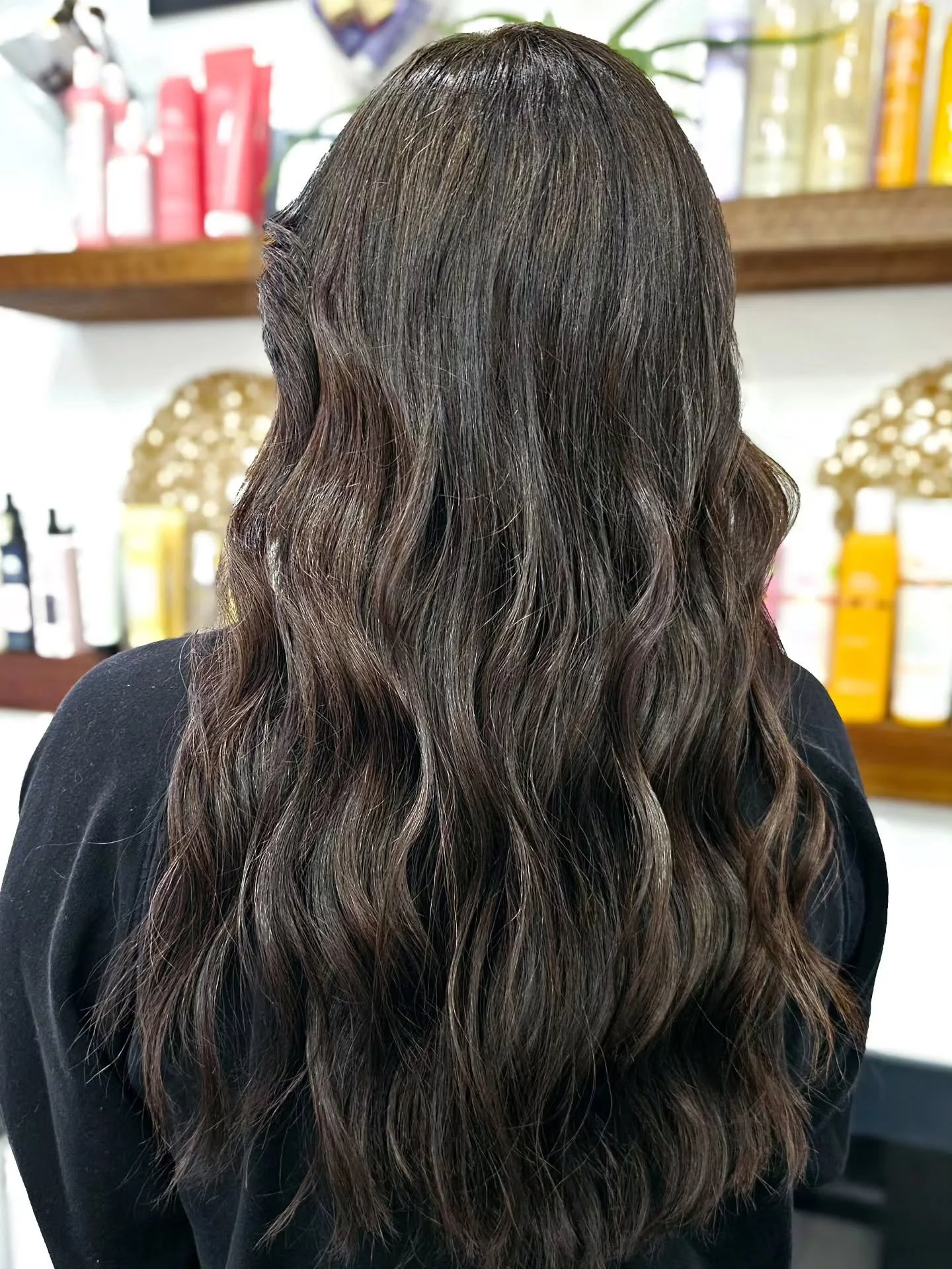 9 minutes. That&rsquo;s it!⏰️

That&rsquo;s the amount of time it took to create a seamless, dimensional grey transformation that blends beautifully for this busy mom.  milk_shake 9 minutes color leaves no harsh lines, no heavy regrowth&hellip; just 