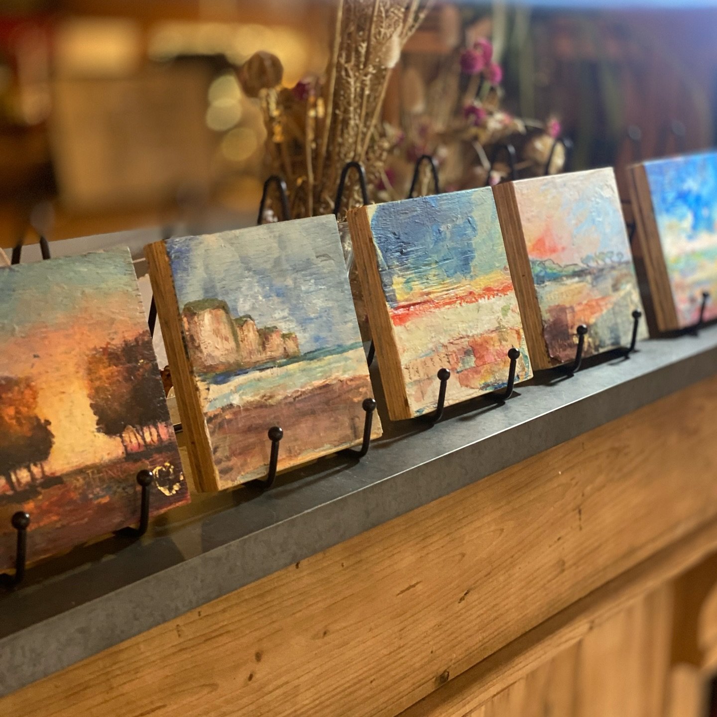 Les petits formats de Dominique Dubois @dominique_d.b Techniques mixtes sur bois. Impossible de savoir lequel je pr&eacute;f&egrave;re, je les aime tous 🧡 !

#gerberoy 
#femmesartistes 
#baudelairegallery
#galeriedart 
#art