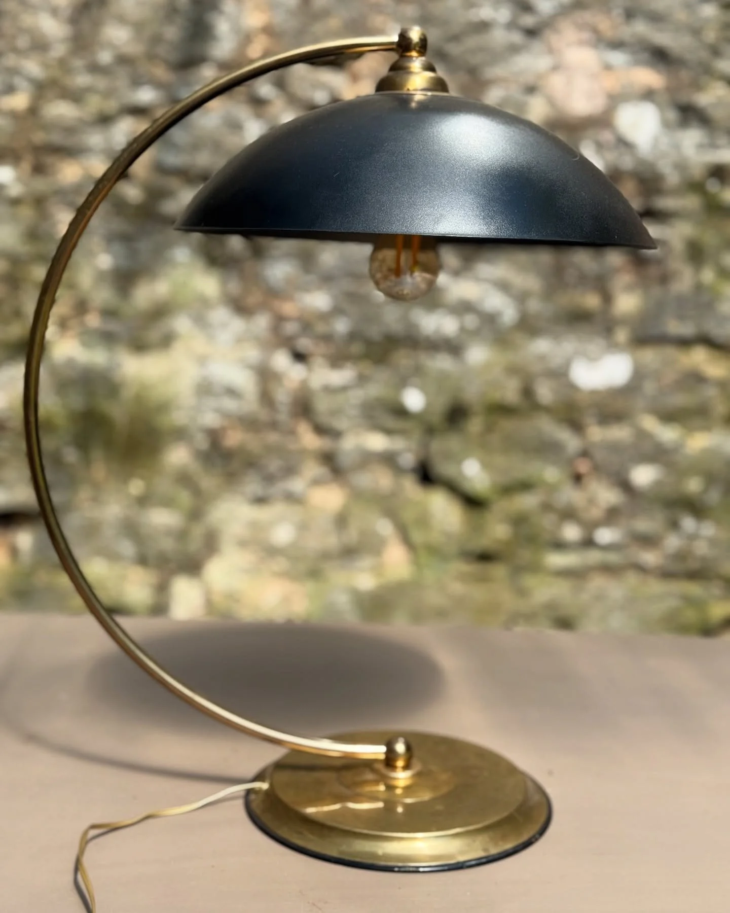 AGN&Egrave;S LION
Ces cr&eacute;ations de luminaires sont un jeu d&rsquo;assemblage compos&eacute; d&rsquo;&eacute;l&eacute;ments anciens, principalement en bronze et laiton. El&eacute;ments chin&eacute;s pour leur formes, leurs patines et le jeu ave