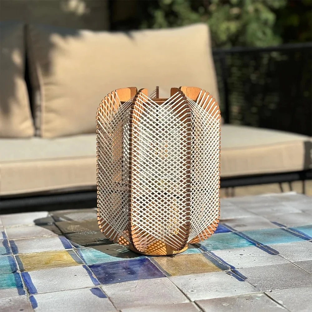 Les Nomades de Lafablight se baladent sans fil et se posent partout. Elles sont charmantes, utiles, &eacute;co-responsables et de fabrication artisanale fran&ccedil;aise. Les abat-jour tress&eacute;s et assembl&eacute;s &agrave; la main sont pos&eacu