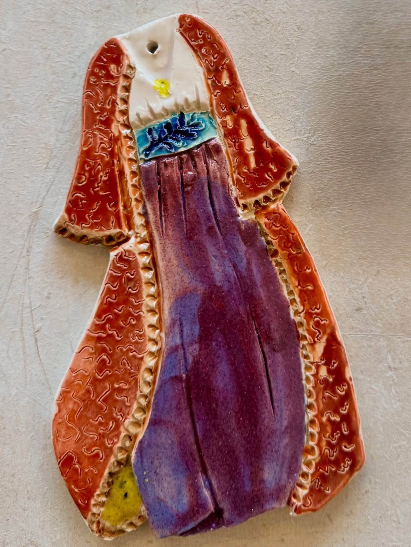 &laquo;&nbsp;La dame au kimono&nbsp;&raquo; de Henri Matisse, 1937.
Inspiration libre du v&ecirc;tement, magie et surprises des couleurs et textures de l&rsquo;&eacute;mail apr&egrave;s la cuisson ✨✨✨
#faience #v&ecirc;tementsiconiques #galeriedart #