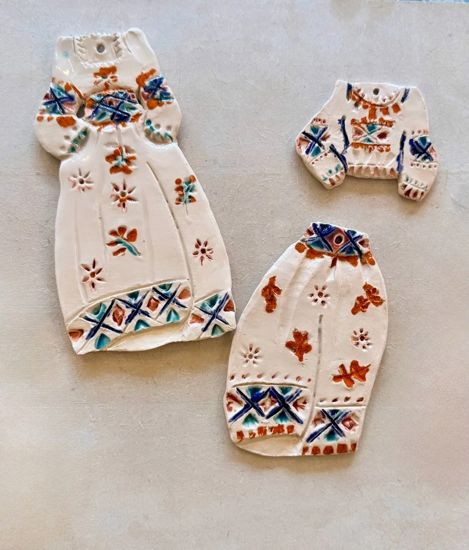 Naissance d&rsquo;une collection de v&ecirc;tements &laquo;&nbsp;iconiques&nbsp;&raquo; en fa&iuml;ence. Tr&egrave;s librement inspir&eacute;e de 
&laquo;&nbsp;La blouse roumaine&nbsp;&raquo; de Henri Matisse, 1936. Un tableau qui me bouleverse, un v