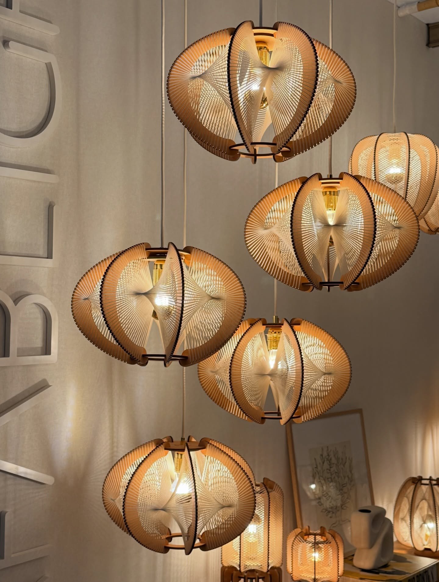 Les nouveaut&eacute;s de @lafablight : mes coups de c&oelig;ur 💚. Luminaires en bois et coton, labellis&eacute;s Artisanat d&rsquo;art, fait-main en France 🇫🇷.
&Agrave; bient&ocirc;t &agrave; Gerberoy &agrave; la maison galerie&hellip; #gerberoy #