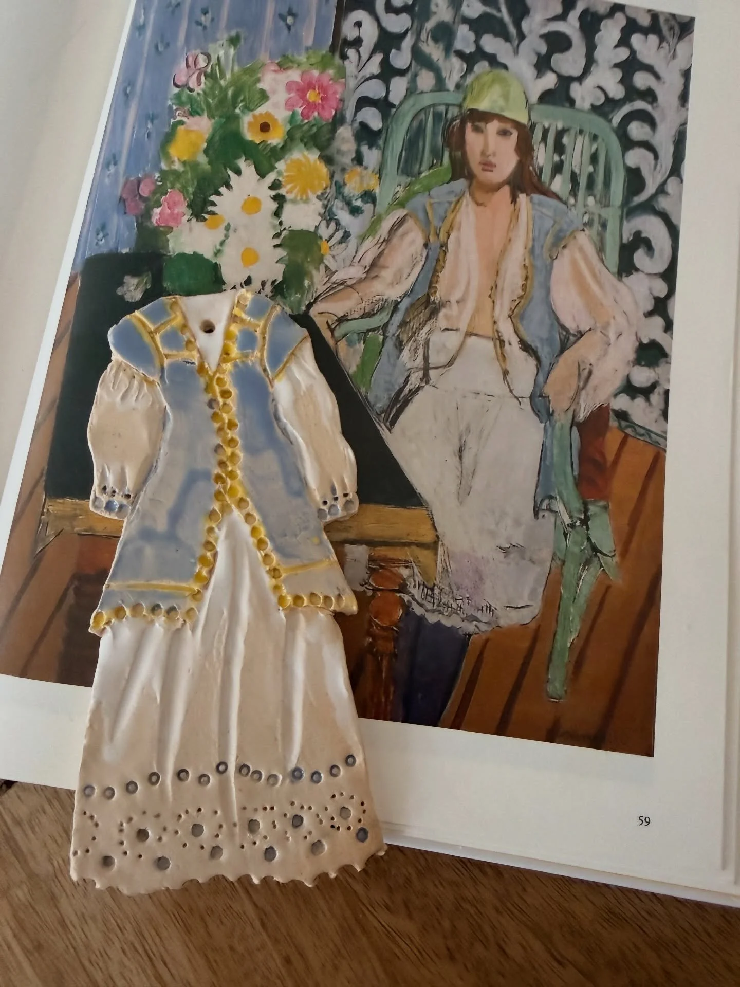 Les petits v&ecirc;tements en fa&iuml;ence inspir&eacute;s d&rsquo;Henri Matisse 💚 La collection se pr&eacute;pare pour l&rsquo;ouverture de la Maison Galerie le 1er mai &agrave; Gerberoy ! Un grand merci &agrave; la talentueuse artiste @virginie.cl