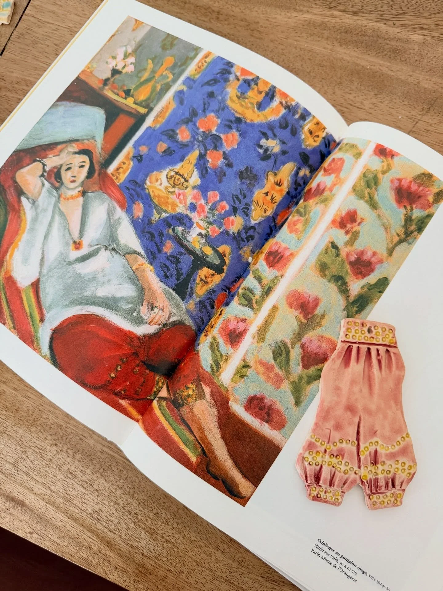 Les petits v&ecirc;tements en fa&iuml;ence inspir&eacute;s d&rsquo;Henri Matisse :
&laquo;&nbsp;Odalisque au pantalon rouge&nbsp;&raquo;, vers 1924-25
Huile sur toile, Mus&eacute;e de l&rsquo;Orangerie - Paris

#henrimatisse 
#gerberoy 
#fa&iuml;ence