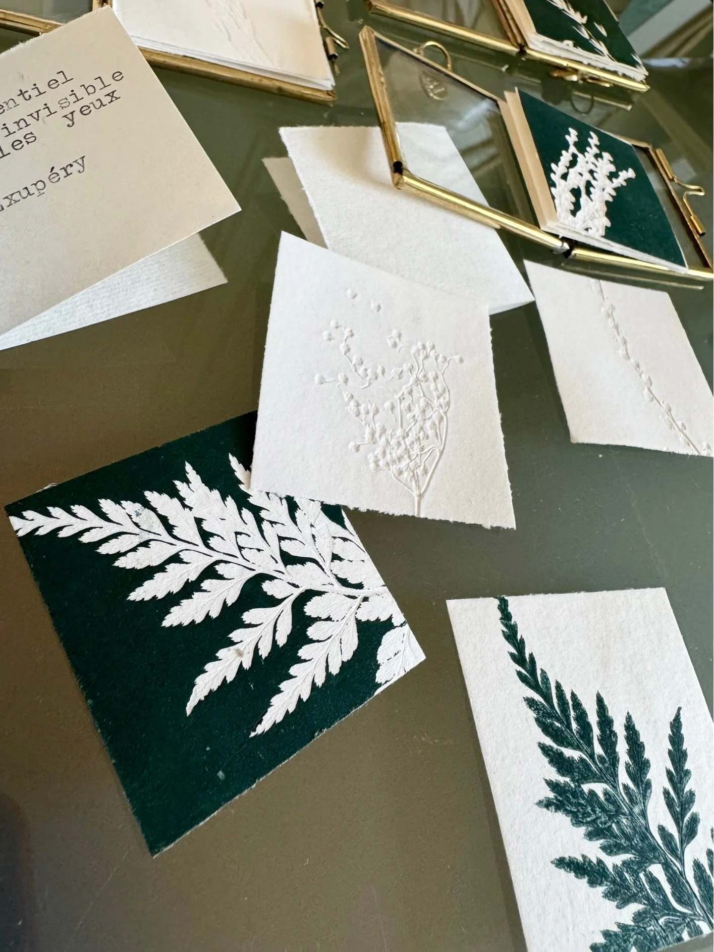 *Petites fen&ecirc;tres de contemplation*
Atelier S&egrave;ve &Eacute;toile
Impressions v&eacute;g&eacute;tales, collages po&eacute;tiques.

Des petits cadres qui tiennent dans la main comme un cadeau pr&eacute;cieux.
A l&rsquo;int&eacute;rieur, une 