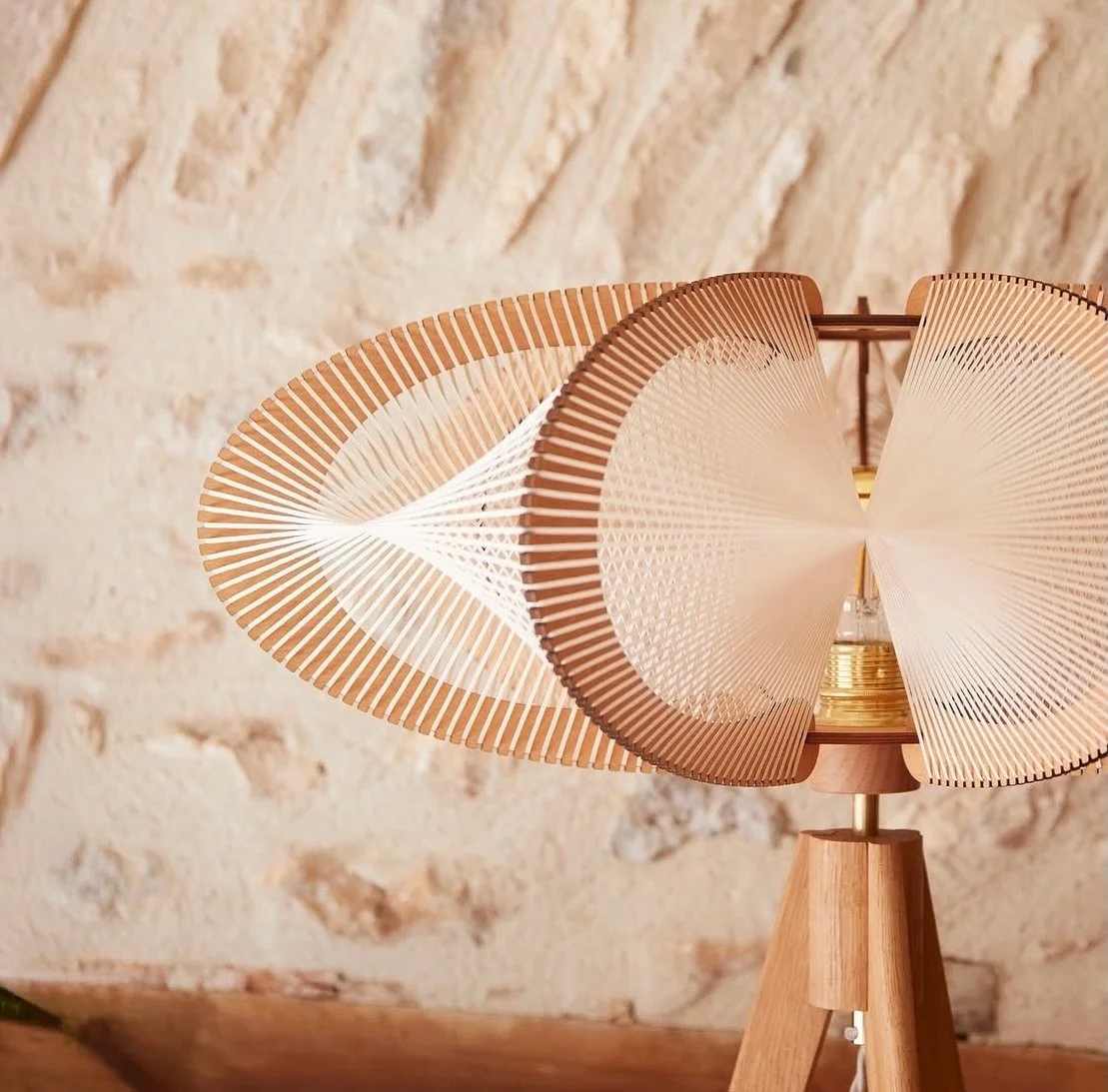 Les luminaires Lafablight sont &agrave; Gerberoy 🔆 Petites s&eacute;ries artisanales faites main en France 🇫🇷 Lafablight @lafablight est un cr&eacute;ateur labellis&eacute; &laquo; Artisan d&rsquo;Art &raquo; au savoir-faire exceptionnel !
Design 