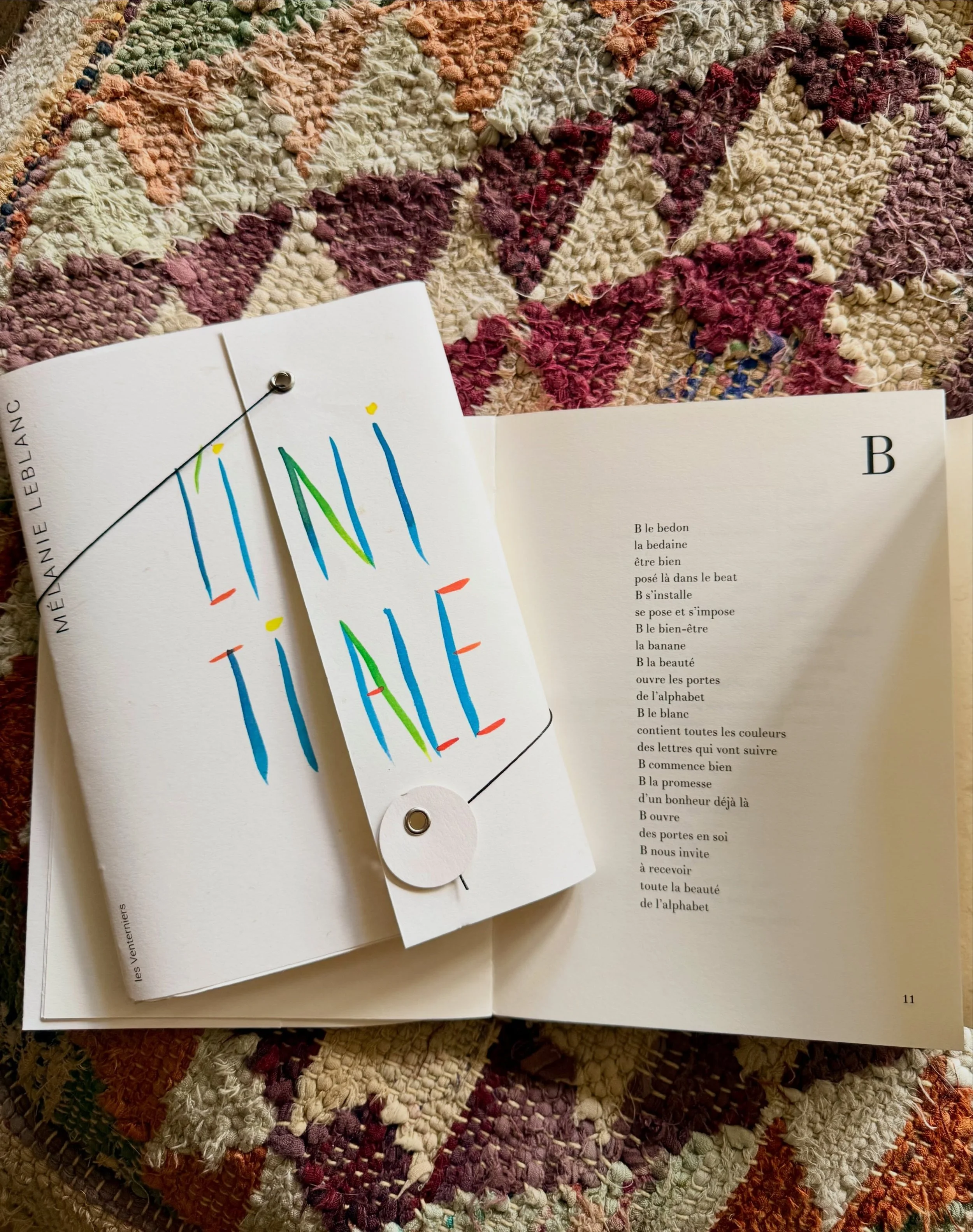 Pr&eacute;cieuse collection po&eacute;tique de M&eacute;lanie Leblanc @melanie___leblanc aux &Eacute;ditions Les Venterniers @les_venterniers 

L&rsquo;Initiale
M&eacute;lanie Leblanc propose une travers&eacute;e de l&rsquo;alphabet par le po&egrave;