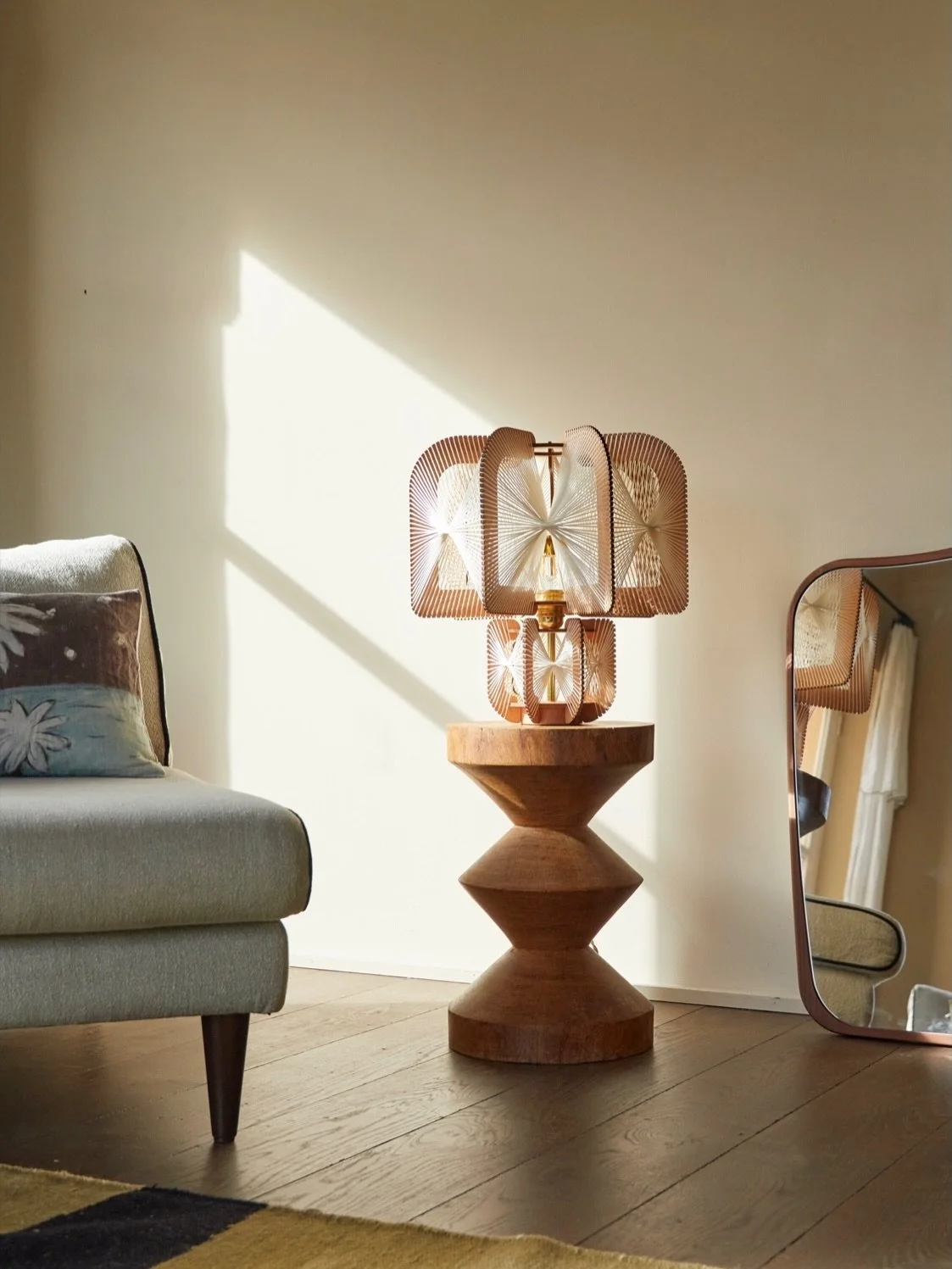 Cette lampe (une de mes pr&eacute;f&eacute;r&eacute;es de Lafablight) s&rsquo;appelle MULJEE. Elle vient d&rsquo;arriver &agrave; la Maison Galerie &agrave; Gerberoy.
Elle est faite &agrave; la main, en France. Un savant tressage de ruban de coton su