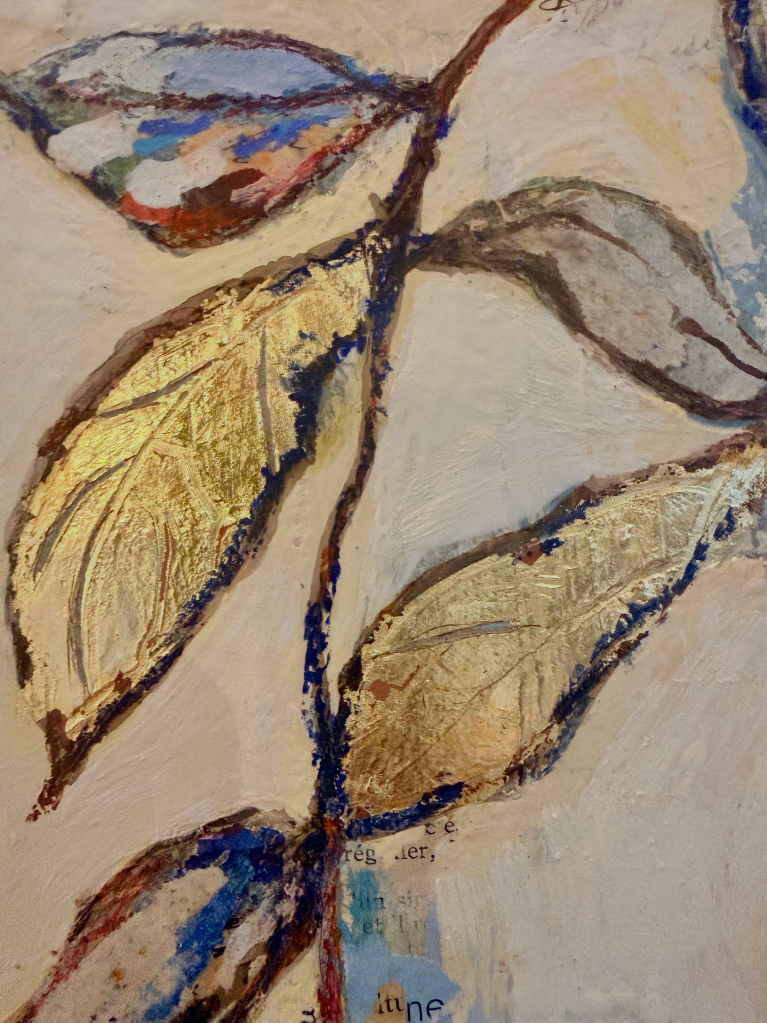 Quand la feuille d&rsquo;or illumine avec d&eacute;licatesse 💛 Dominique Dubois @dominique_d.b Format 22 x 30 cm, techniques mixtes sur bois .Rendez-vous &agrave; la Baudelaire Gallery &agrave; Gerberoy  #gerberoy 
#art
#baudelairegallery 
#femmesar