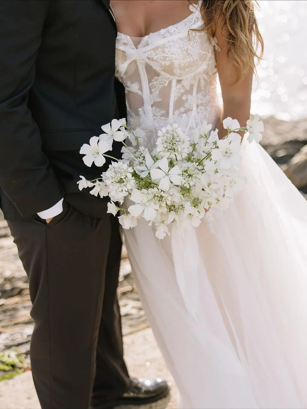 Give me all the color, but I&rsquo;m a sucker for airy white bridal bouquets.

Photography: @mikaelakingphoto 
Venue: @bluebirdoceanpointinn 
Florist: @honeysuckleway 
Tent &amp; rentals: @onestopeventrentals