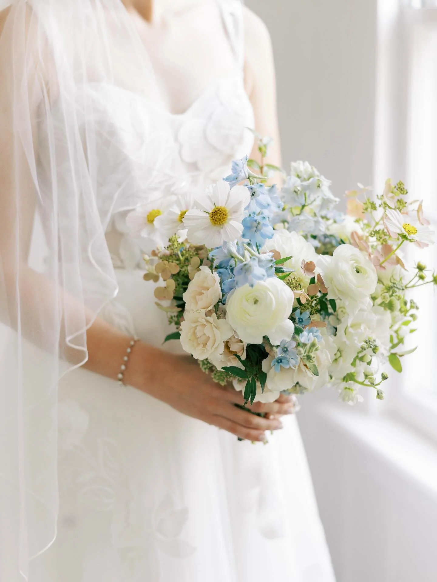 A glimpse into Hannah &amp; Chester&rsquo;s early September wedding day, captured dreamily by @sara_elizabethphotography.

Photography: @sara_elizabethphotography 
Venue: @livewellfarm 
Planning: @momentstomountains 
Florist: @honeysuckleway 
Caterin