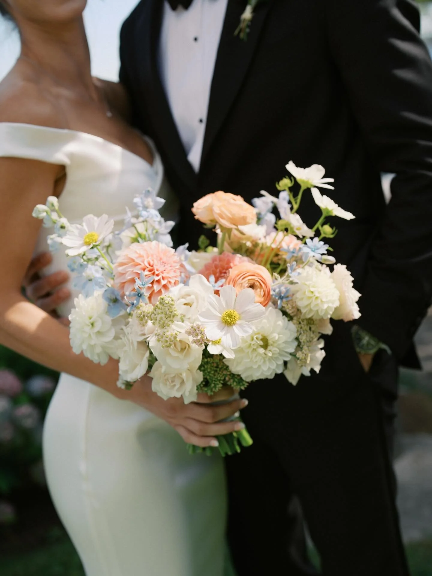 Picture it: Labor Day weekend, and the local blooms &mdash; dahlias, cosmos, yarrow, delphinium, lisianthus &mdash; are poppin their way into your bridal bouquet.

Planning &amp; Design | @chelseabrooke_events
Photographer | @_meganholloway_
Venue, C