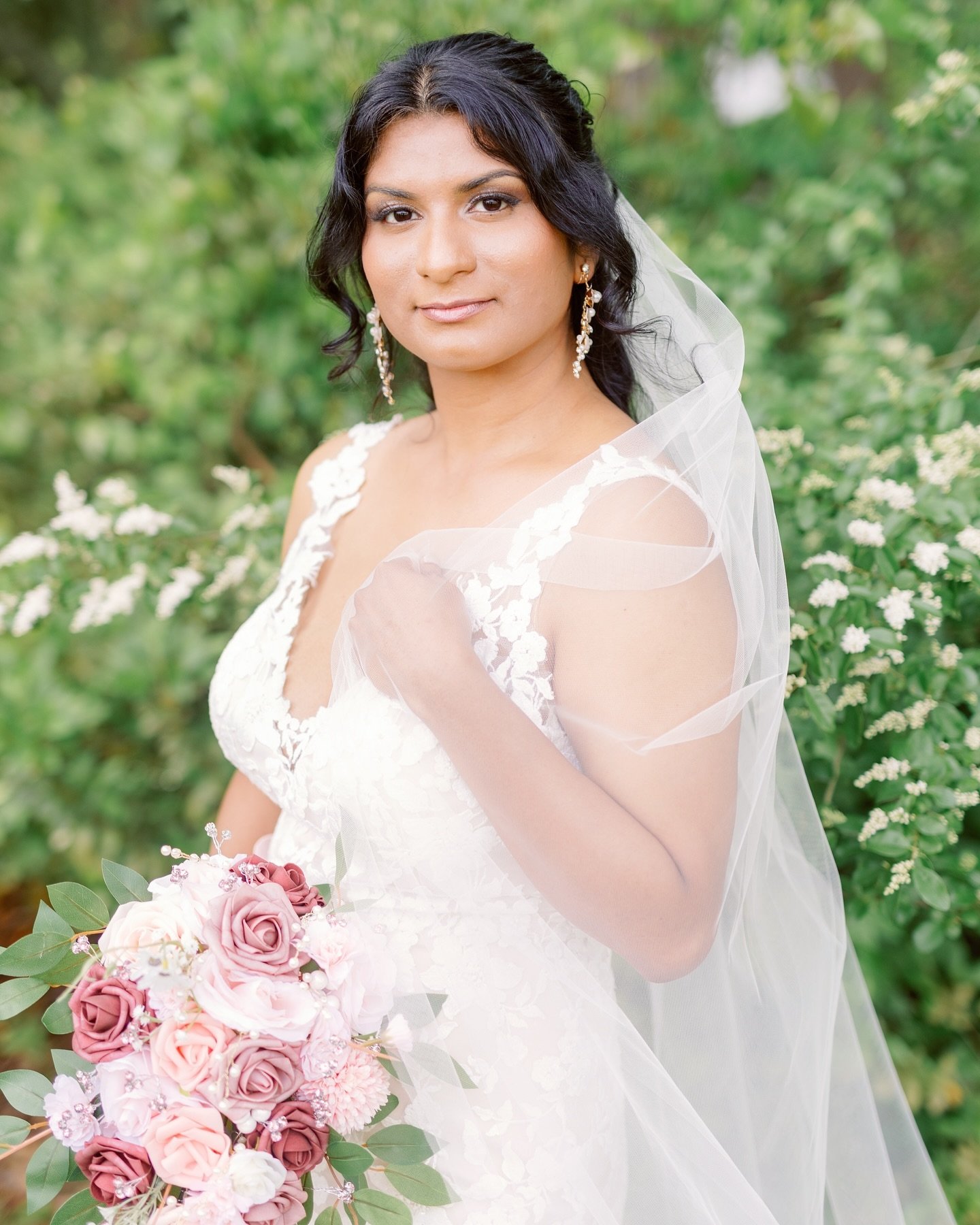 Her ✨ 

HMUA @meighanfromlush 
📸 @worksofwonderweddings