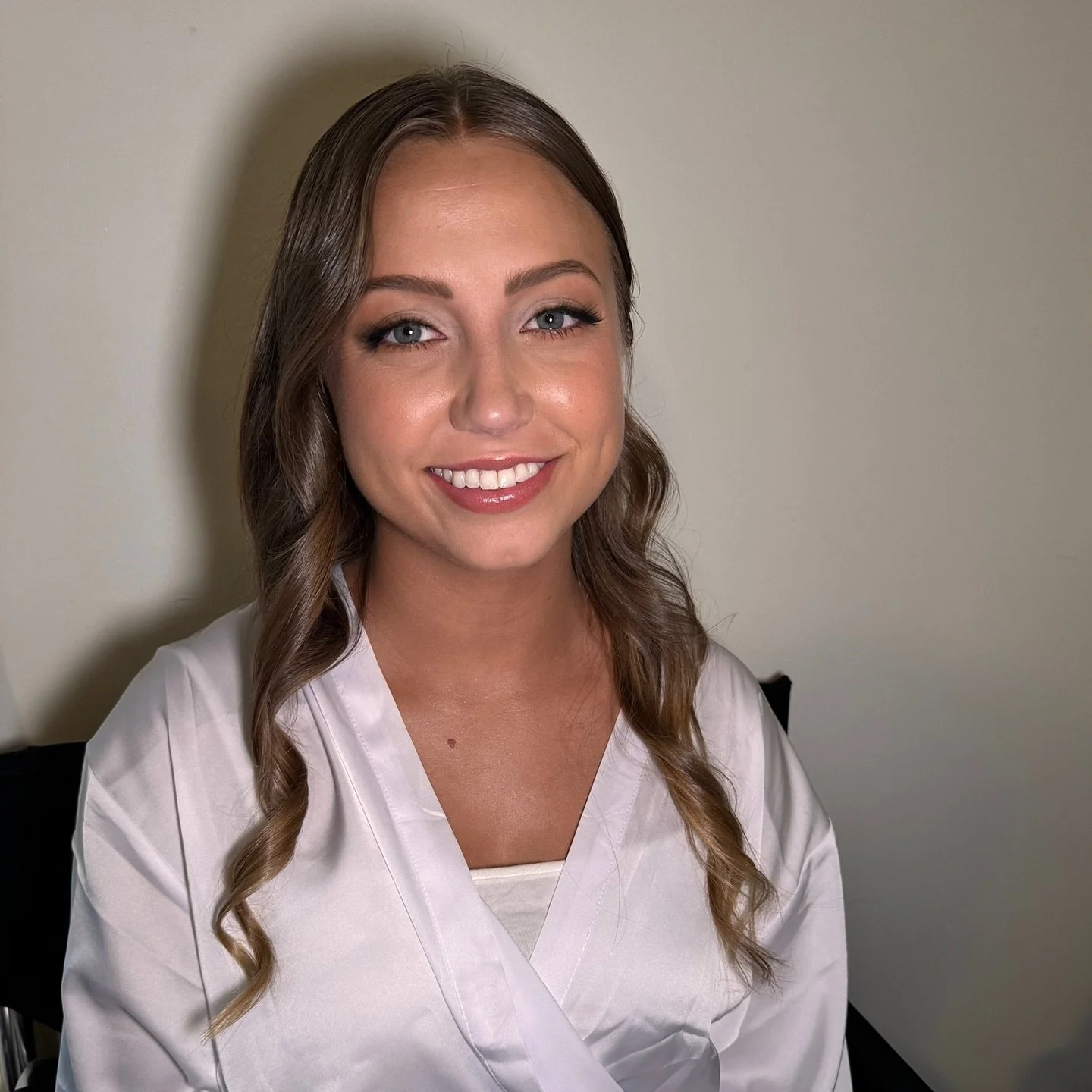 Wedding day ➡️ Trial

Every bride deserves to achieve her desired look on her special day. That&rsquo;s why we offer a comprehensive trial session for every bride, ensuring that your vision is perfectly realized. Our talented team of seasoned profess