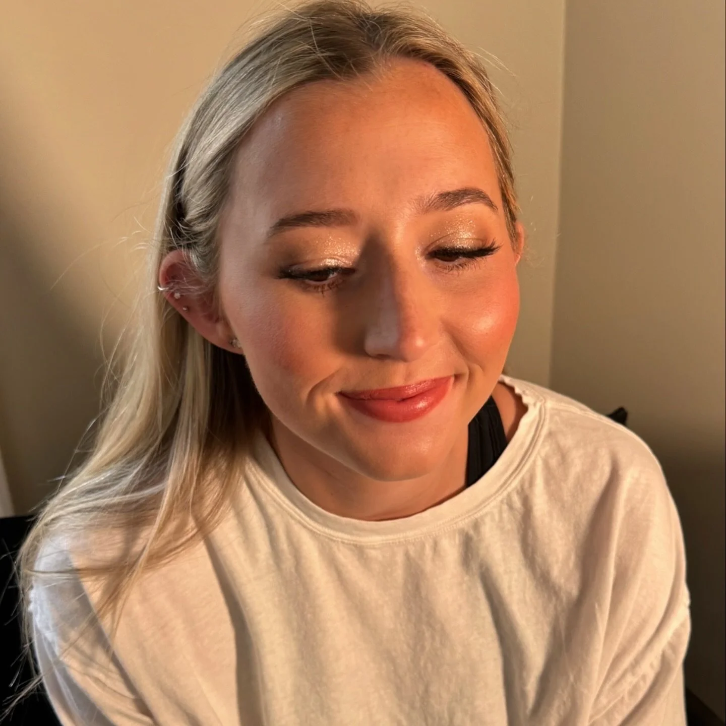 Signature soft glam ✨ Want a soft, neutral look for your day? Ask for our signature soft glam! 
HMUA @haliefromlush