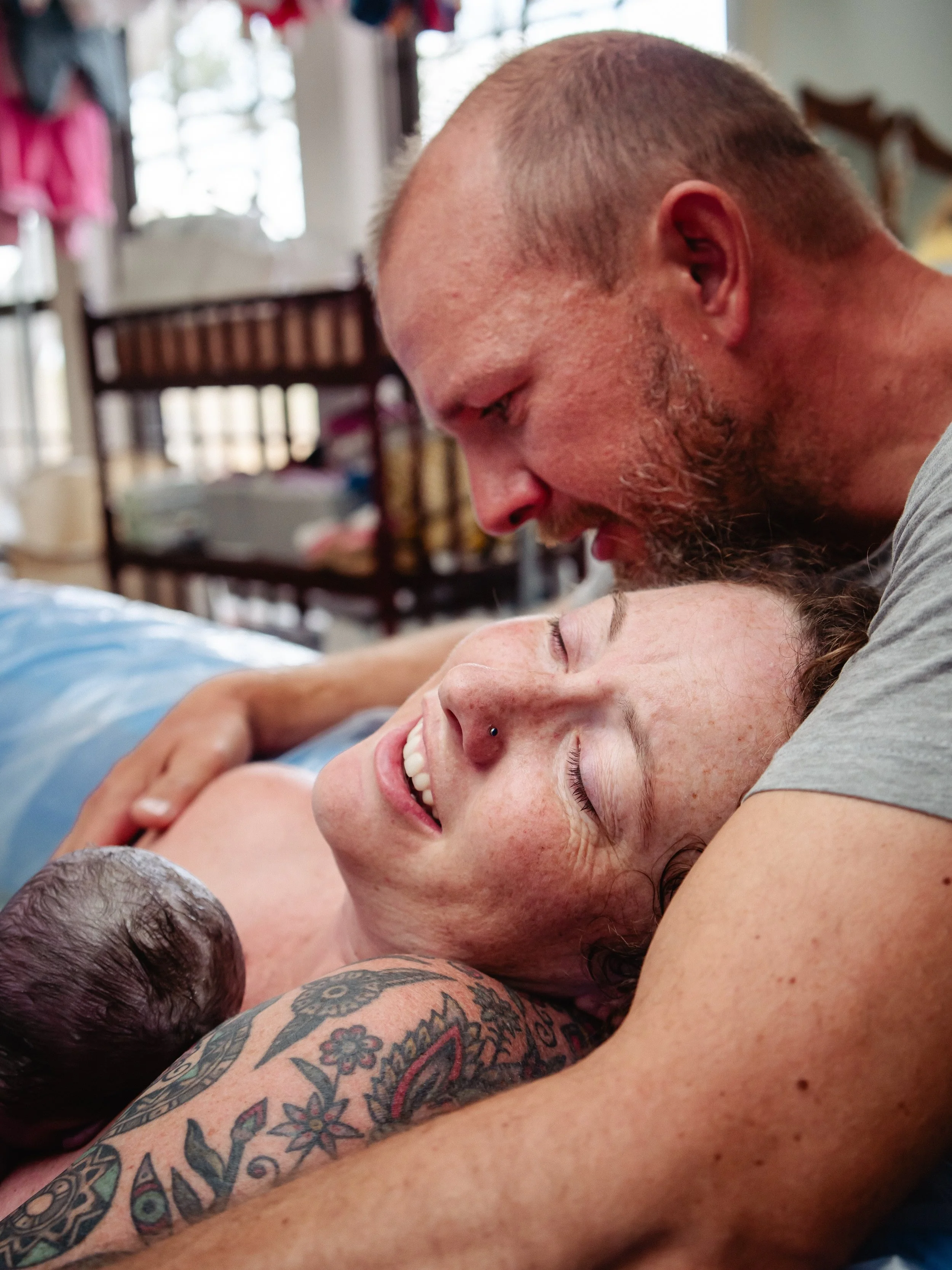 A father meeting his child for the first time 🥹 One of my favorite moments to witness as a doula/birth photographer!