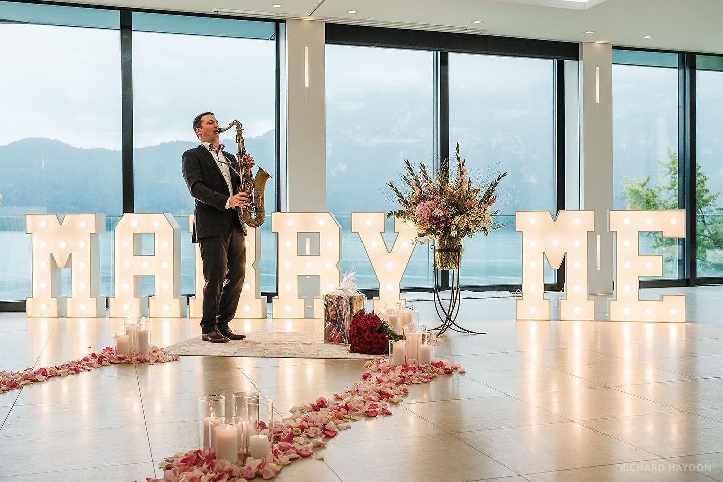 &laquo;
Momente f&uuml;r die Ewigkeit.
M&amp;H 💍

Location: @campushotelhertenstein 
Planung &amp; Umsetzung: 
@liebesding.wedding.planner 
Leuchtbuchstaben: @leuchtbuchstabenschweiz 
Fotografie: @richardhaydon 
Saxophonist: Urs Stucki

#heiratsantr