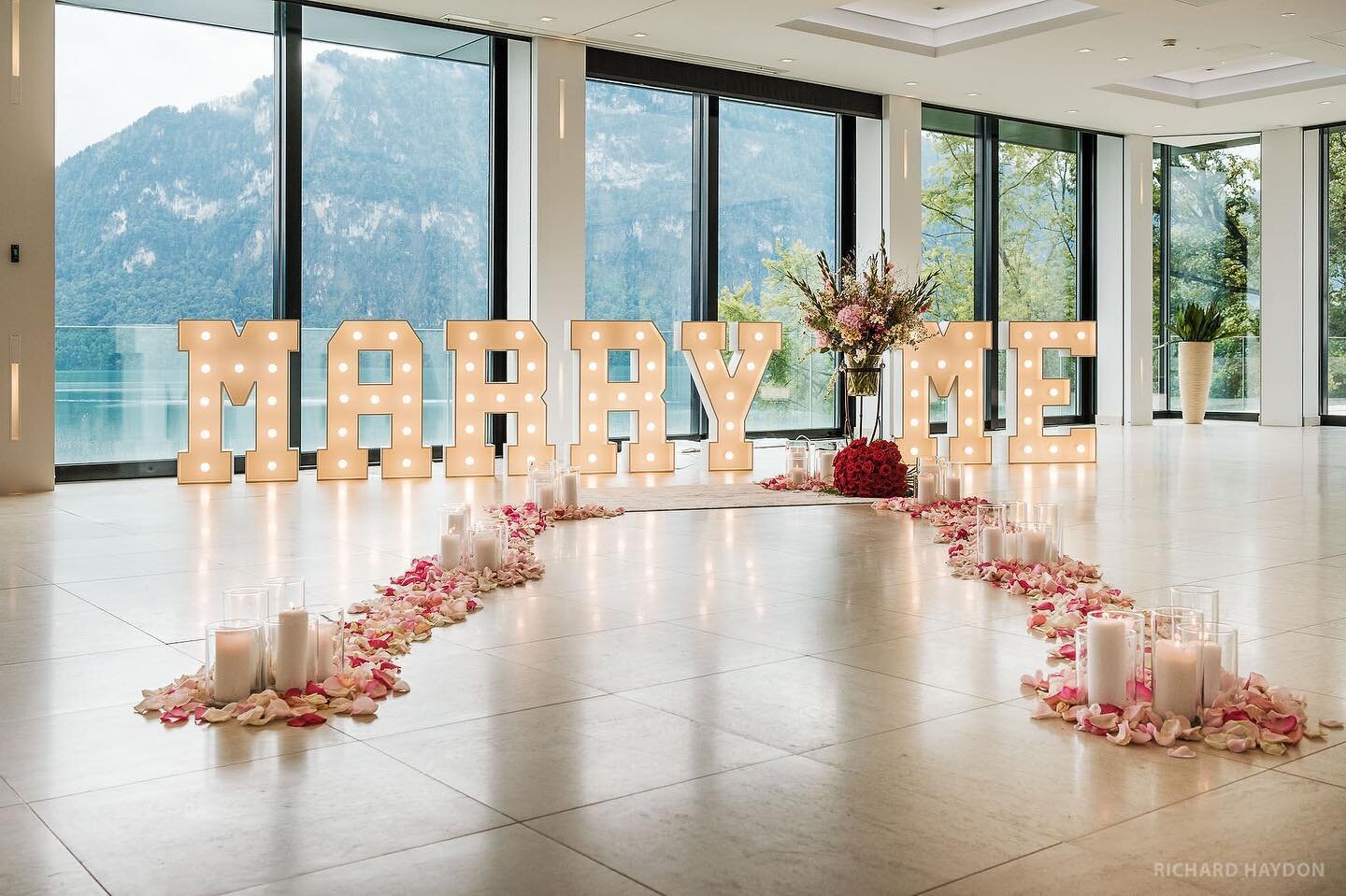 &laquo;
Momente f&uuml;r die Ewigkeit.
M&amp;H 💍

Location: @campushotelhertenstein 
Planung &amp; Umsetzung: 
@liebesding.wedding.planner 
Leuchtbuchstaben: @leuchtbuchstabenschweiz 
Fotografie: @richardhaydon 
Saxophonist: Urs Stucki

#heiratsantr