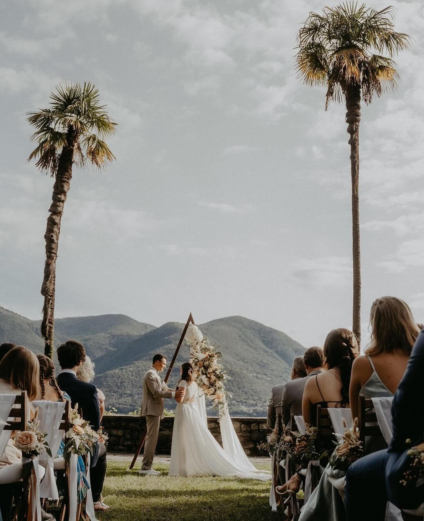 &laquo;
Unser wundersch&ouml;ner Arch Traubogen im Einsatz bei einer freien Trauung auf der Brissago-Insel im Tessin.

Location: @hotelvillaemden 
Dekoration &amp; Blumen: @bloomful_flowers_decoration 
Traubogen: @leuchtbuchstabenschweiz 

#heirateni
