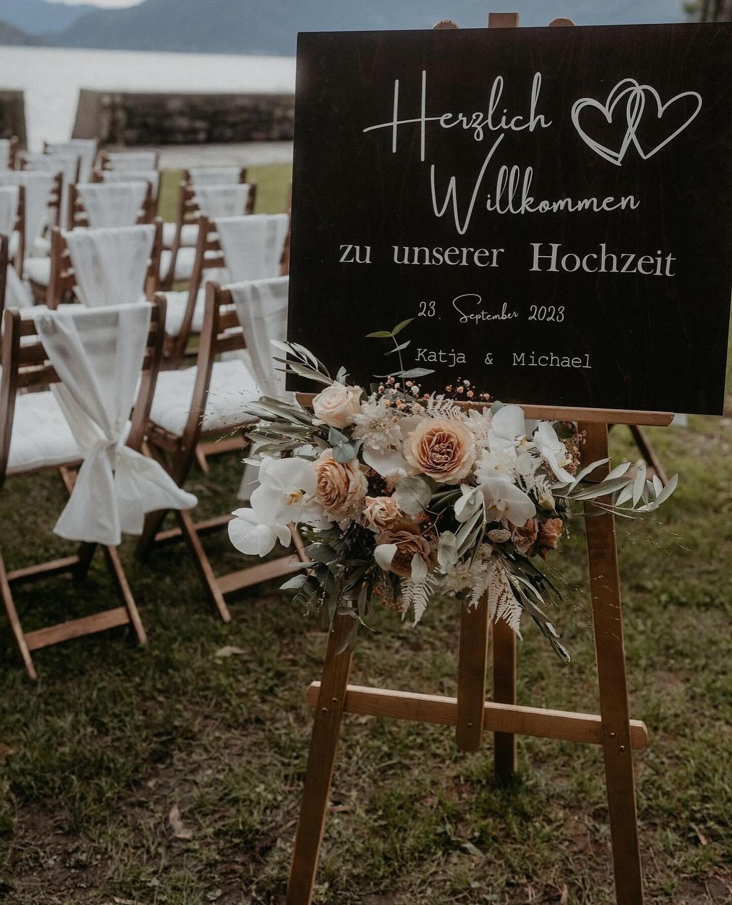 &laquo;
Unser wundersch&ouml;ner Arch Traubogen im Einsatz bei einer freien Trauung auf der Brissago-Insel im Tessin.

Location: @hotelvillaemden 
Dekoration &amp; Blumen: @bloomful_flowers_decoration 
Traubogen: @leuchtbuchstabenschweiz 

#heirateni