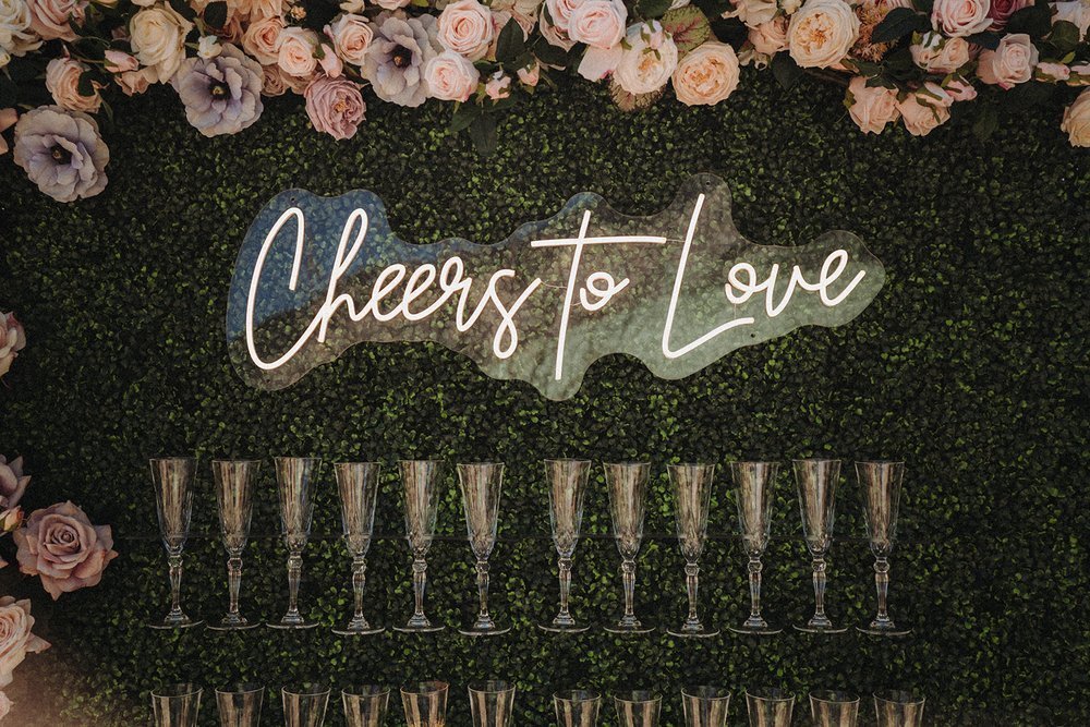 A2hochzeitdeko+schweiz+Cheers+to+Love+Neonschild+mieten.jpg
