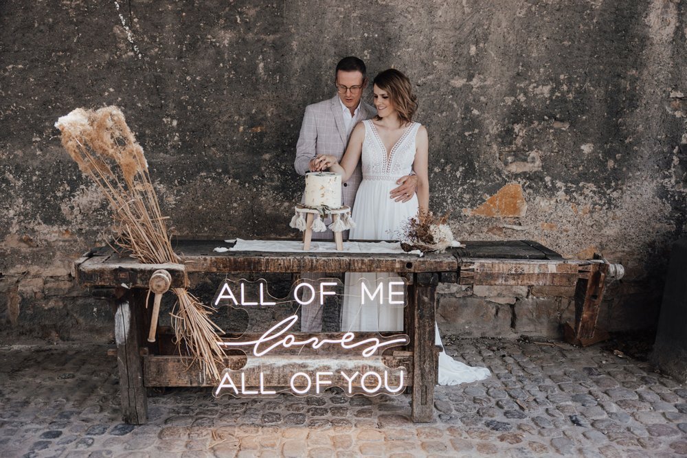 y2hochzeitdeko+schweiz+All+of+me+loves+all+of+you+Neonschild+mieten.jpg